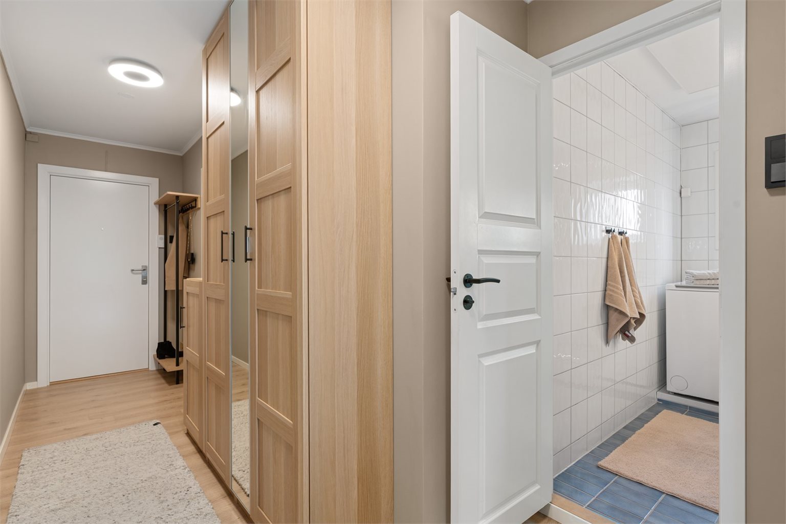 Leiligheten byr på mye lagringsplass, i tillegg er det tre eksterne boder på tilsammen 12 m².