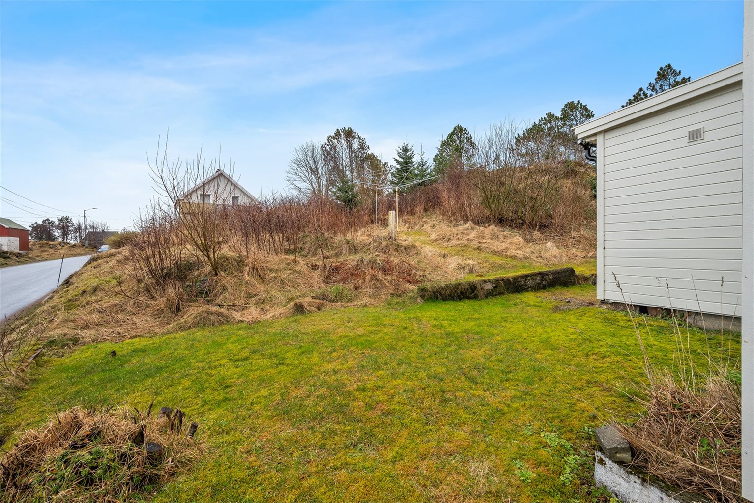 Boligen har enkel adkomst til hovedveien og ligger kun ca. 10 minutters kjøring fra Sistranda, hvor du finner et bredt utvalg av fasiliteter og servicefunksjoner.
