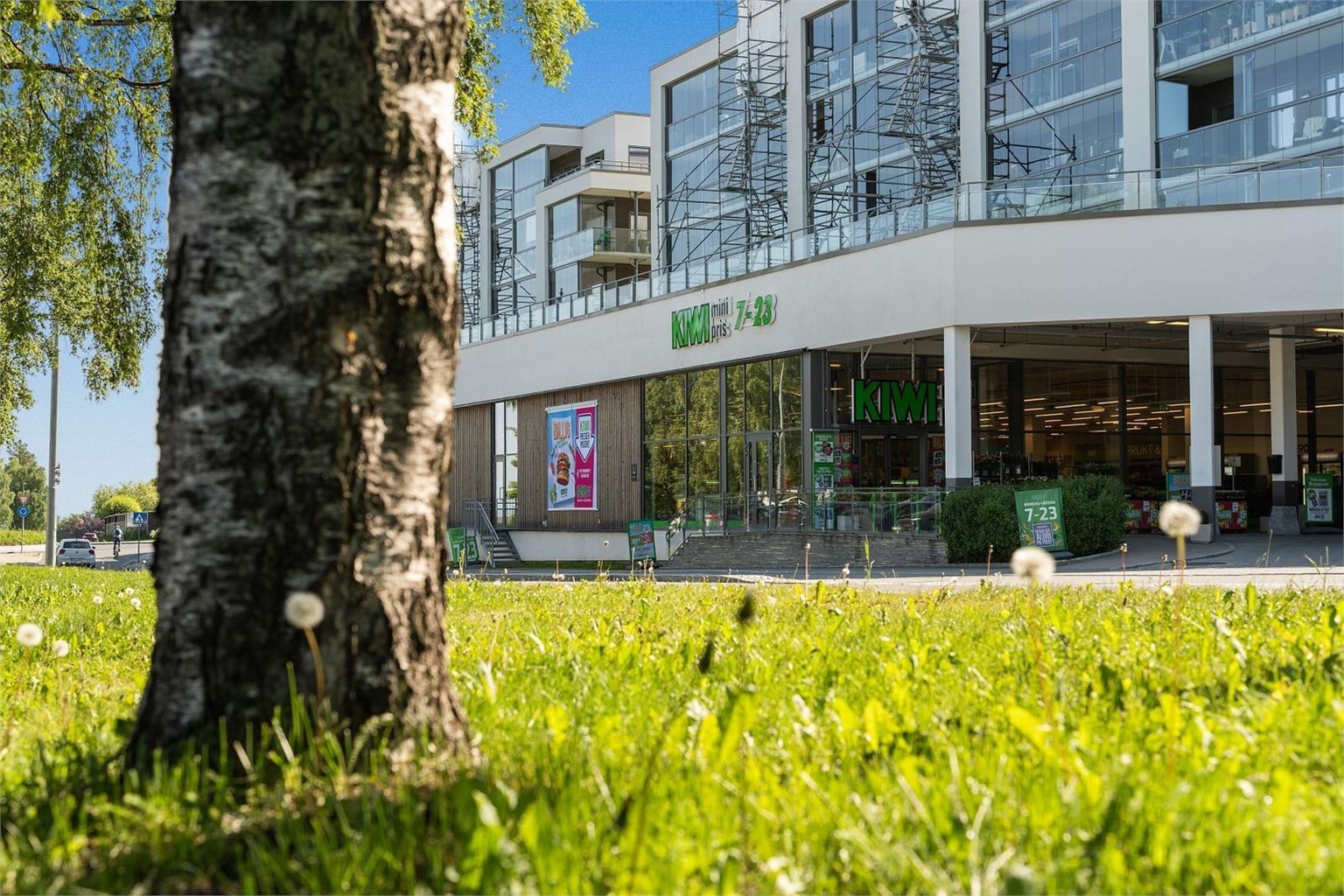 I tillegg får du gangavstand til dagligvarebutikken Kiwi med stor kundeparkering