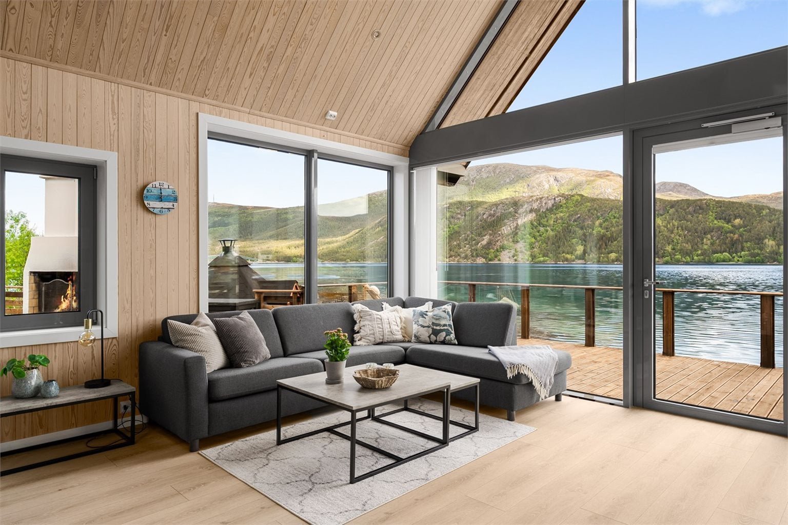 Stuen har store glassflater hvor du trekker naturen inn boligen.