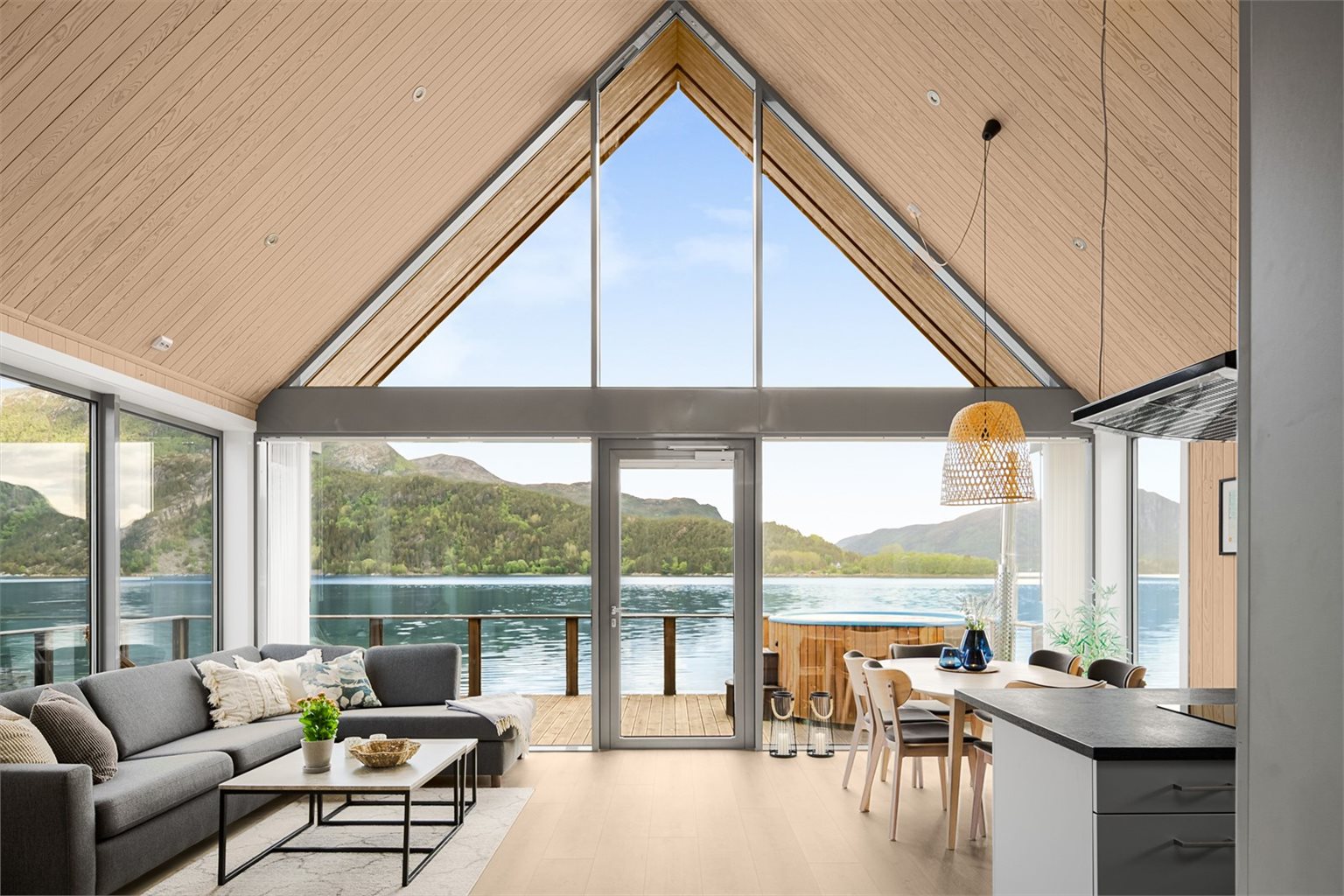 Velkommen til en fantastisk beliggende fritidseiendom i Vihalsvegen 14 på Skardsøya. Foto: Børge Halseth