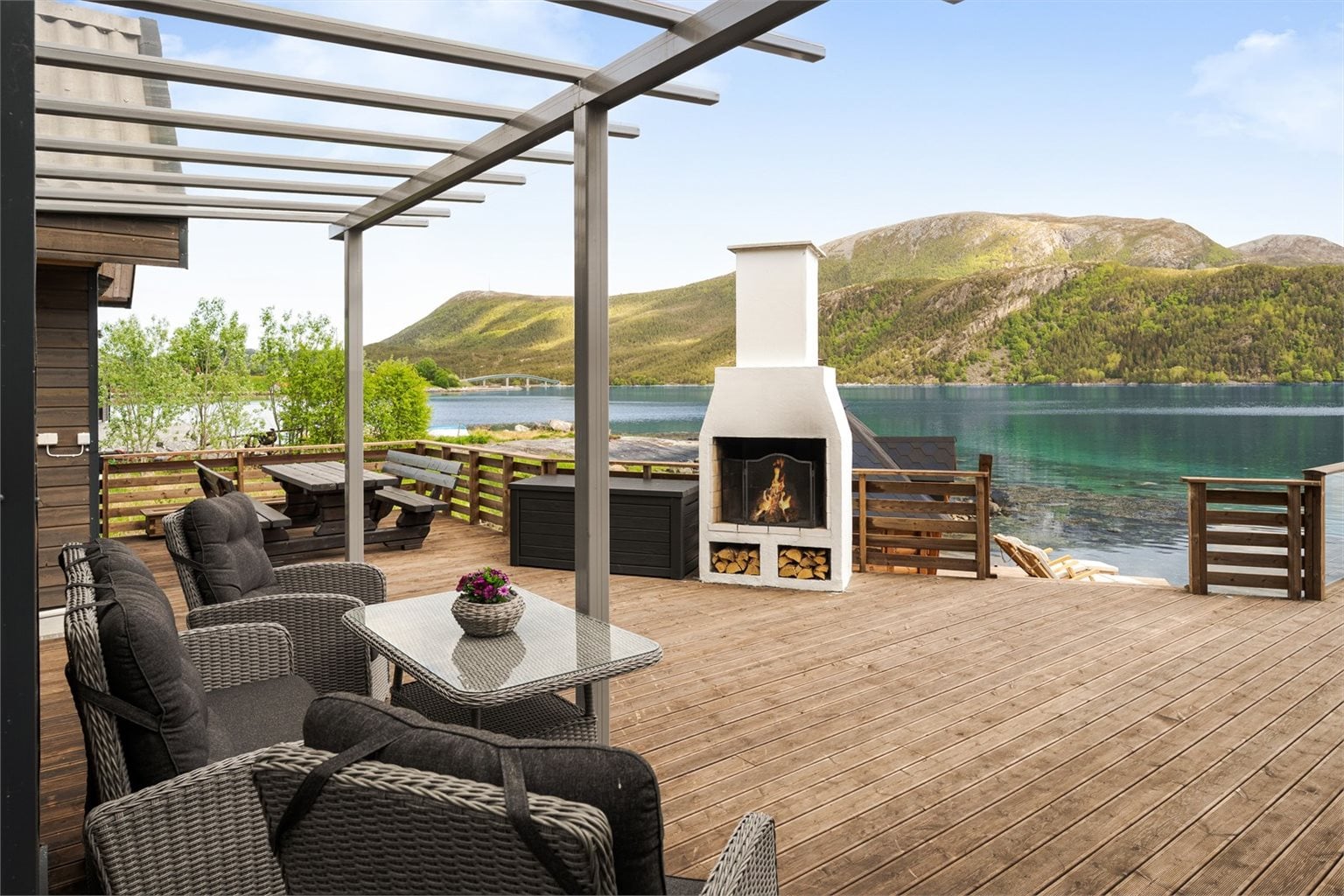 Eiendommen har en stor terrasse på hele 111 kvm, med delvis takkoverbygg og flere soner for hagemøbler.