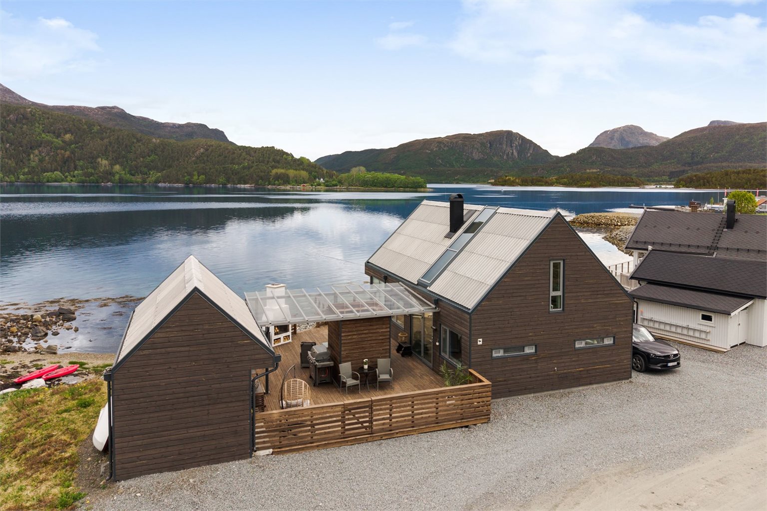 Eiendommen har god plass til flere biler, samt inngjerdet terrasse.