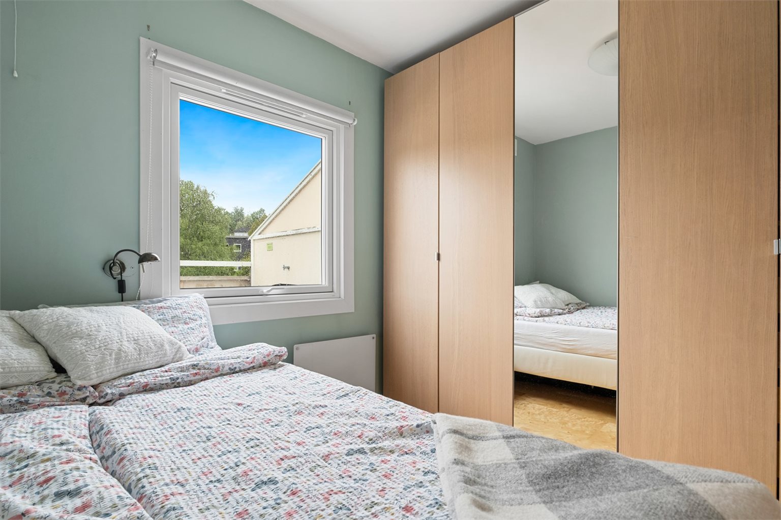 Soverommet er på 8 kvm og har plass for både dobbeltseng og garderobe.