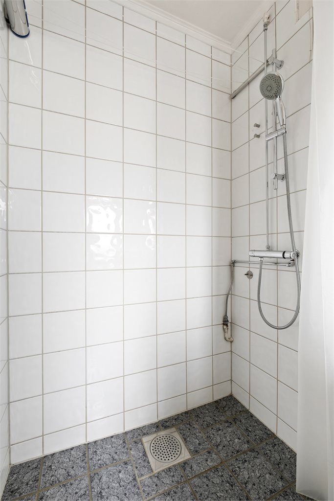 Dusjsone. Det er plass for kabinett om ønskelig.