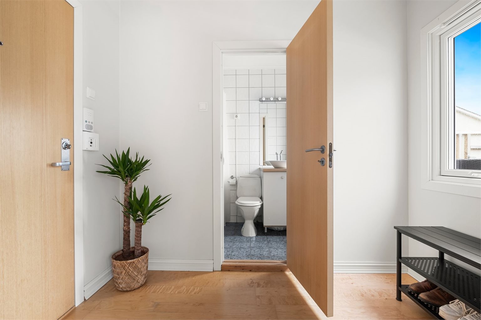Velkommen inn! Ditt første møte med boligen er en romslig gang.