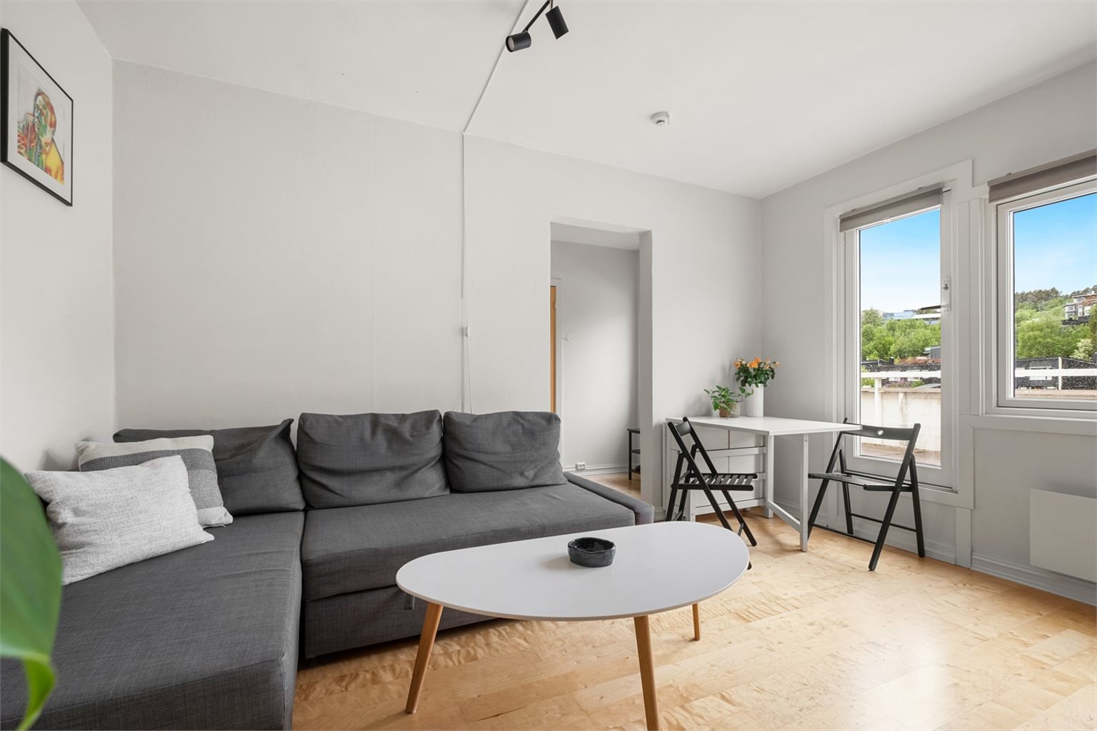 Her er det god plass til romslig sofa og mediemøbler, et hyggelig samlingspunkt for filmkvelder og avslapning.
