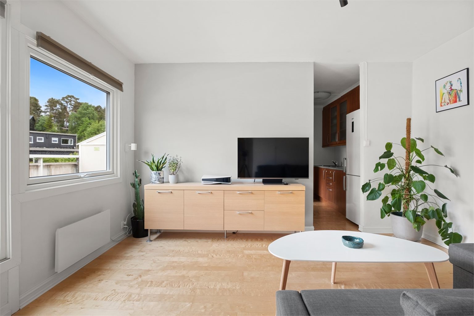 Stuen er lun og innbydende, og med store vindusflater som slipper inn rikelig med naturlig lys.