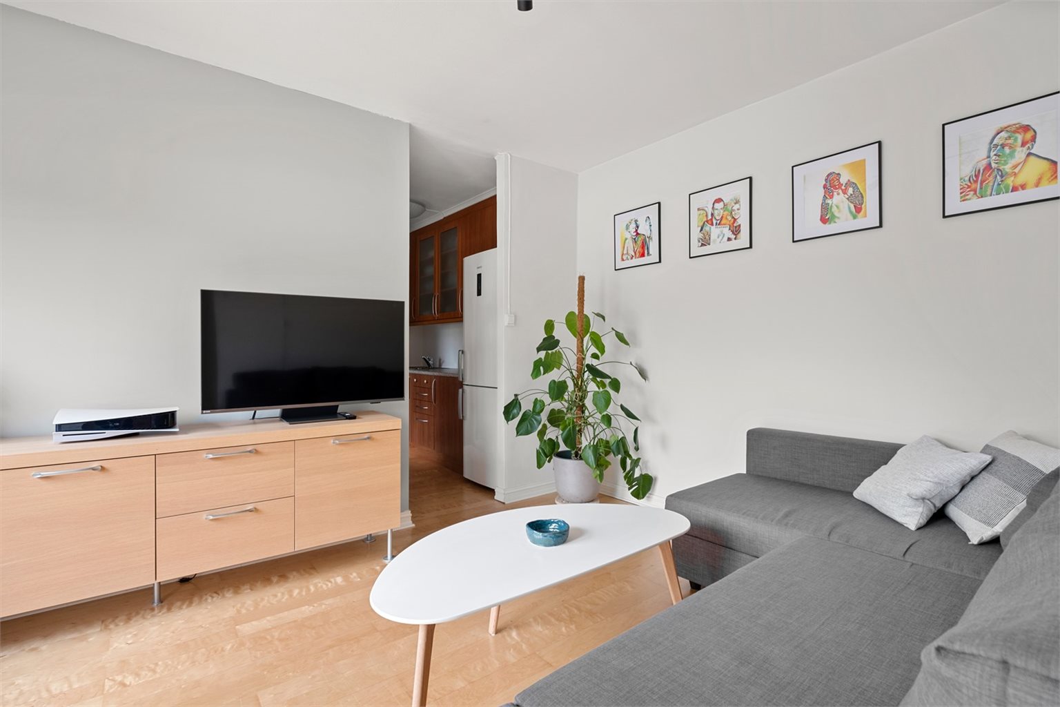 Den gjennomgående planløsningen og de moderne overflatene gir leiligheten en trivelig helhet som er enkel å sette sitt eget preg på.
