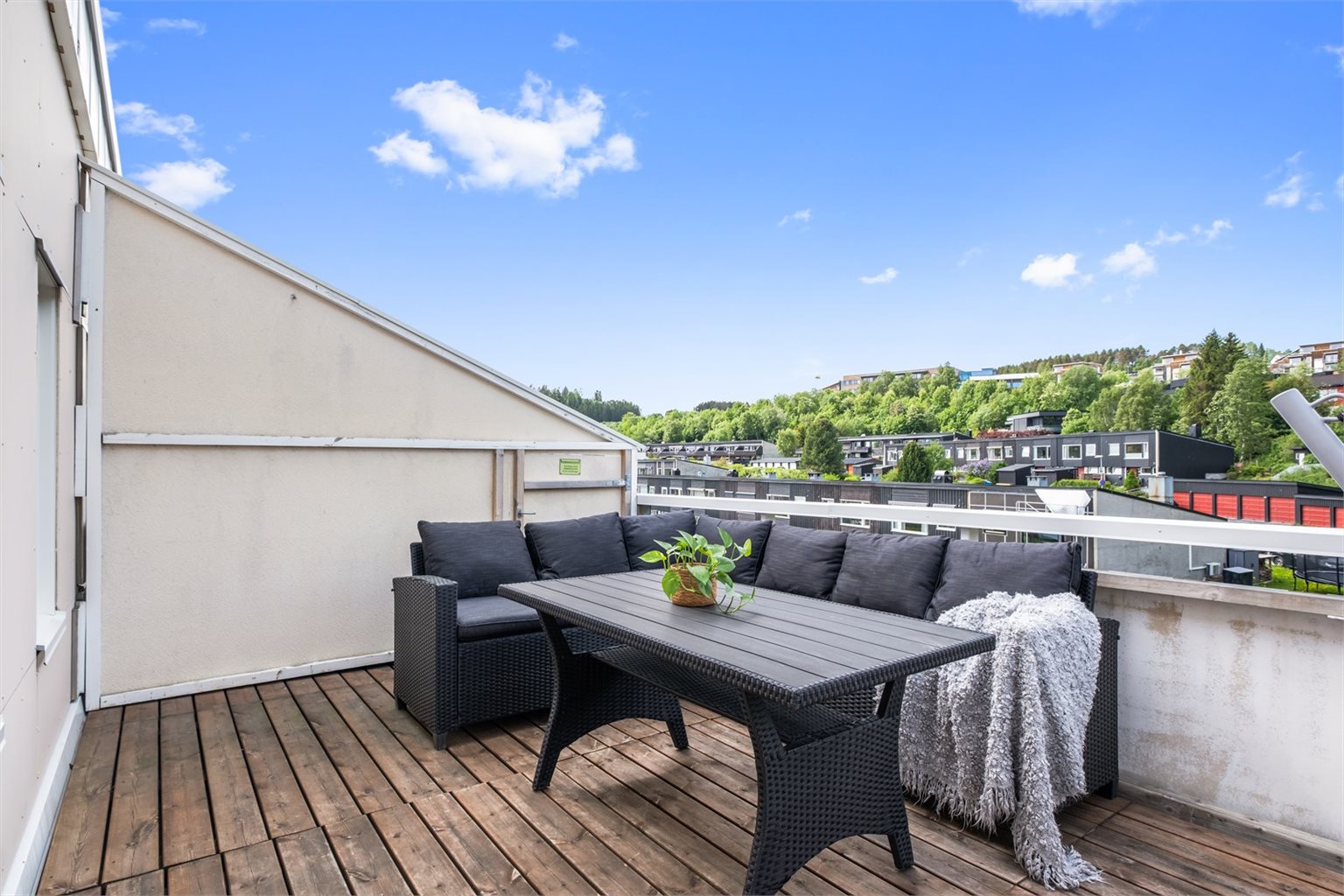 Plass for både spise og sittegrupper.