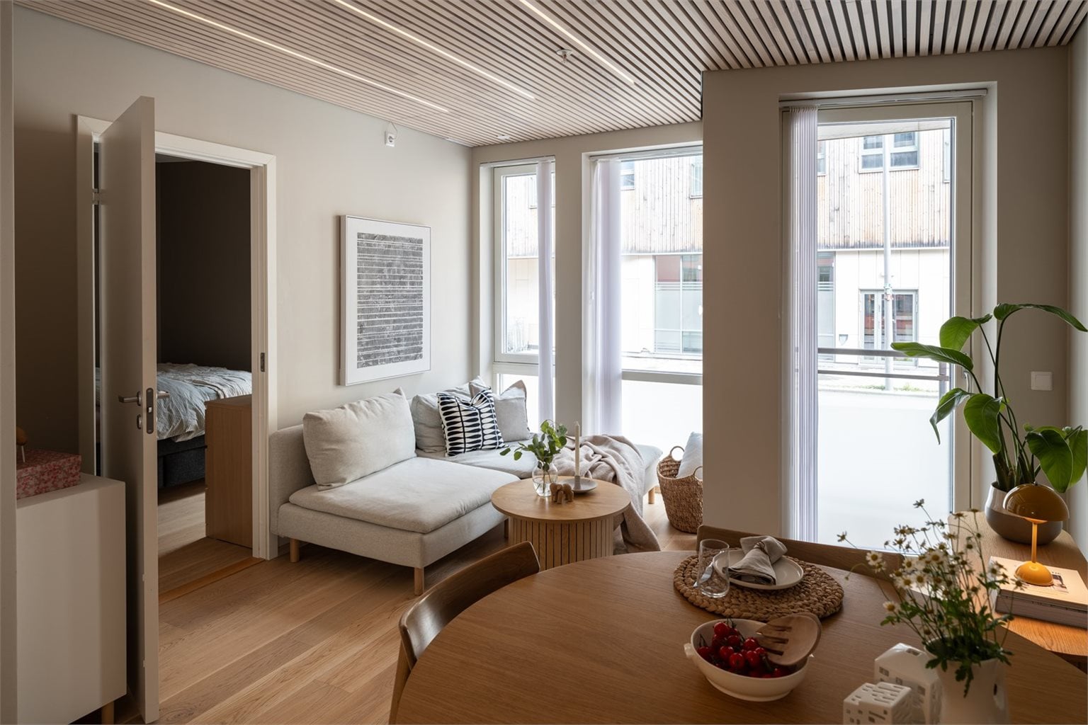 Leiligheten holder en gjennomgående pen standard fra byggeår 2020. Det er lagt spiler i tak med innfelt LED-belysning.