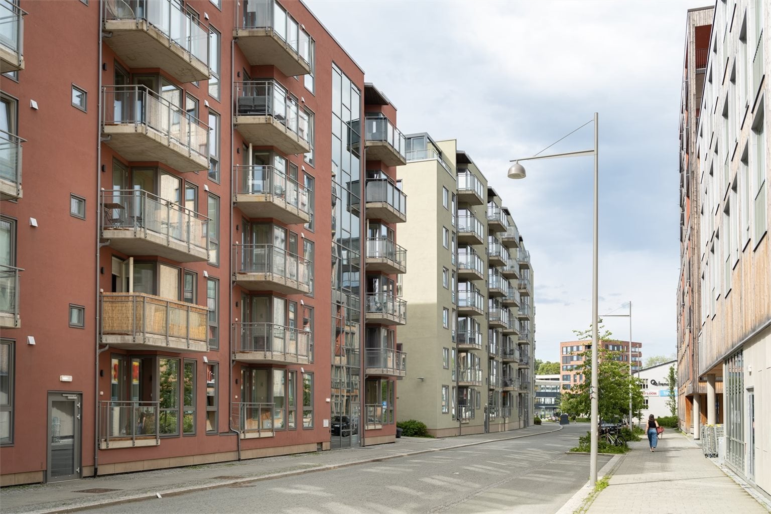 Det er gateparkering etter gjeldende bestemmelser. Utbygger har fortsatt ledige parkeringsplasser til salg i kjeller.