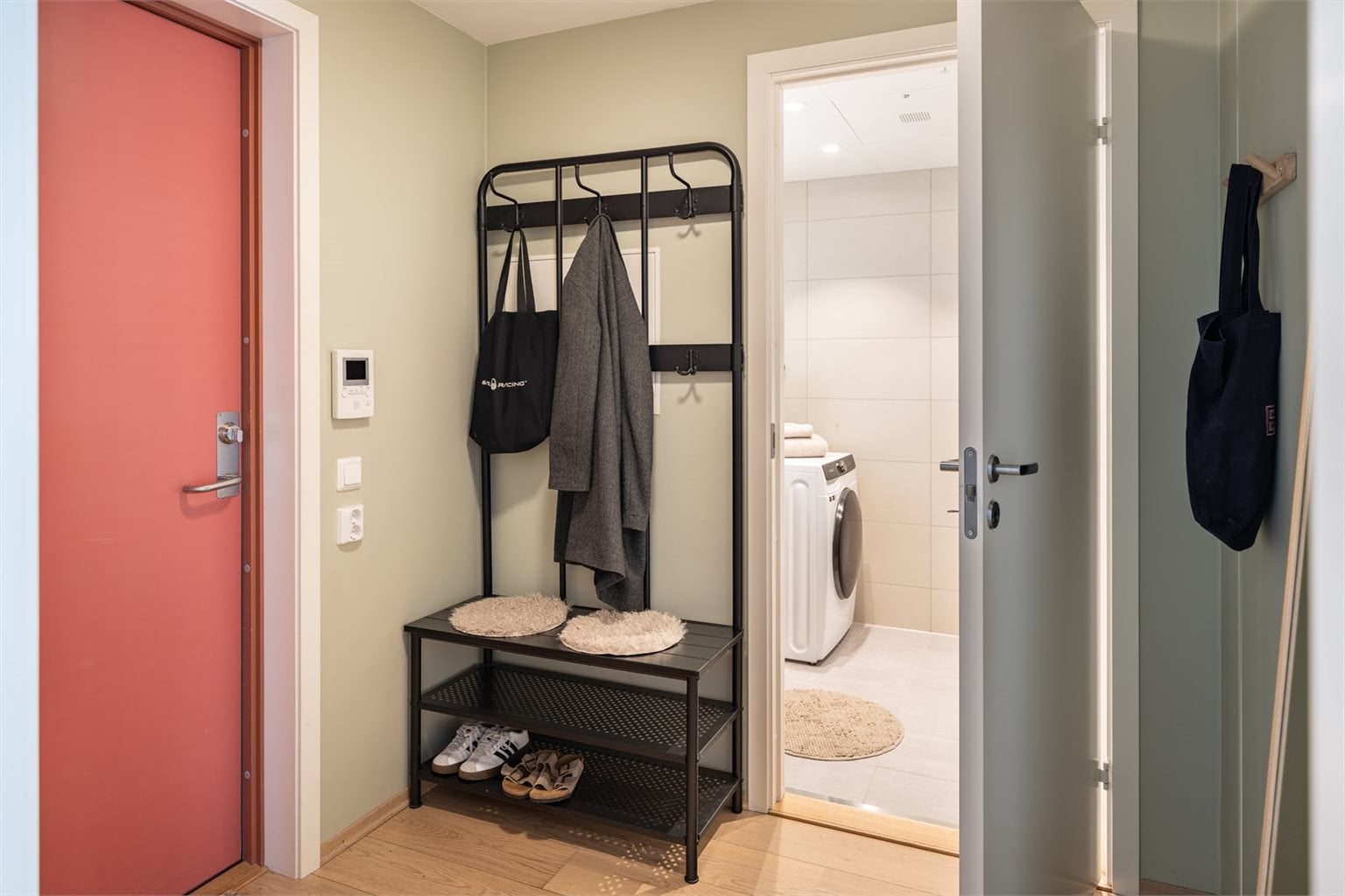 Når man kommer inn i boligen trer man inn i en praktisk entré på ca. 4m².