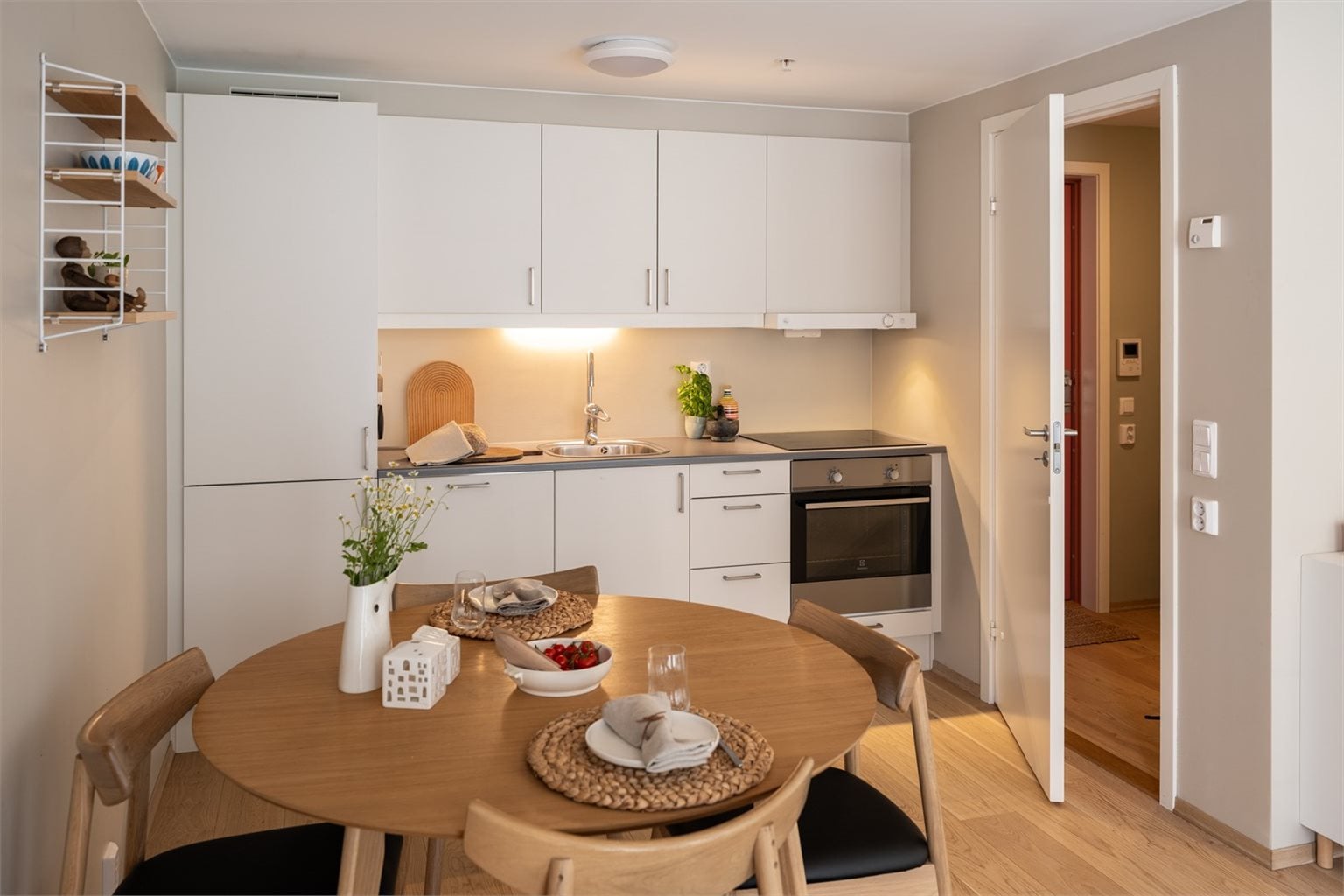 Leiligheten er oppmalt i delikate og moderne farger med fargen Gentle Whisper på stue og kjøkken.