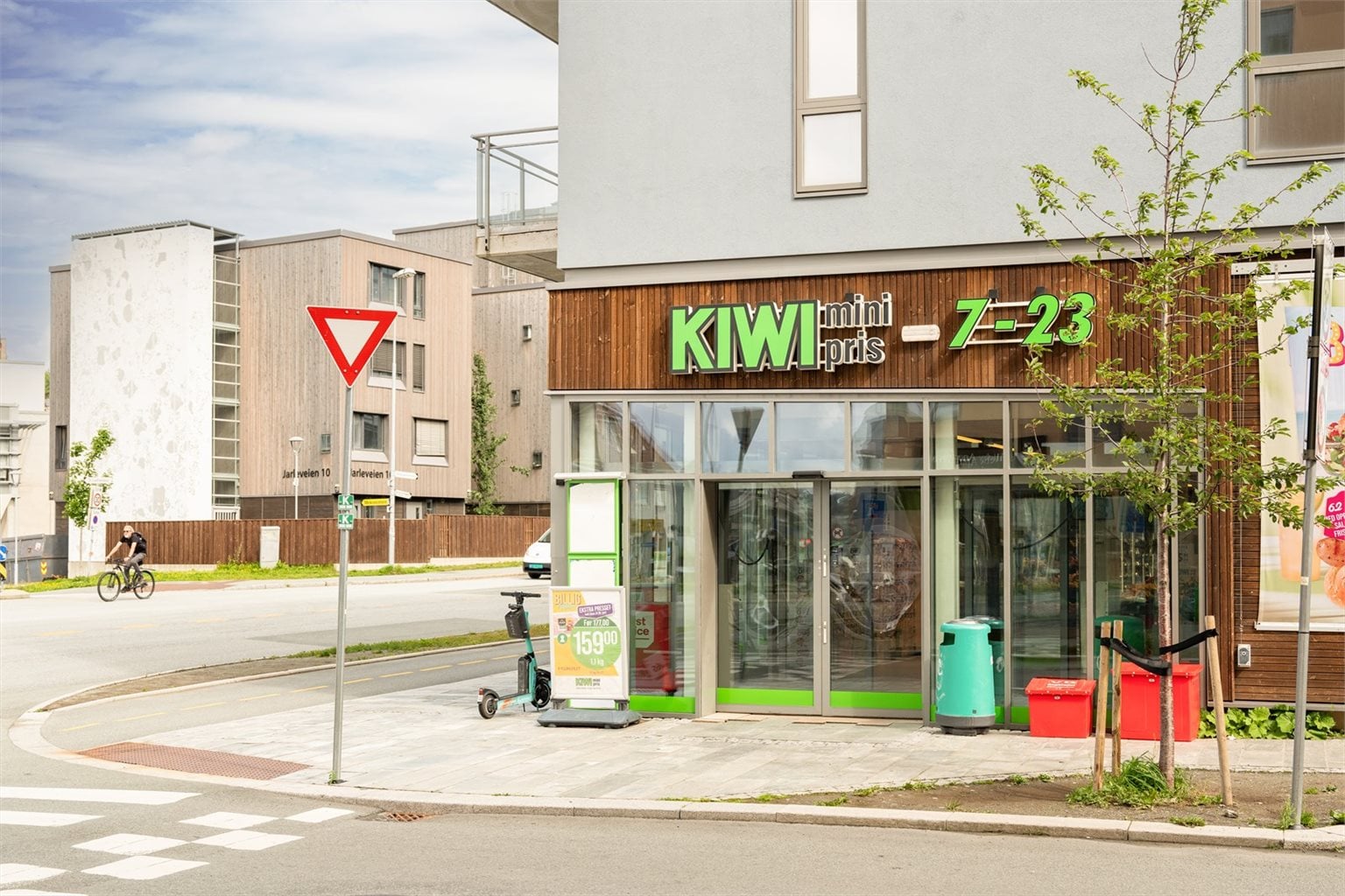 Nærmeste dagligvarebutikk er Kiwi Lilleby som ligger kun få minutter fra leiligheten. I gangavstand finner man også Coop Extra, Rema 1000, søndagsåpen Bunnpris mm.