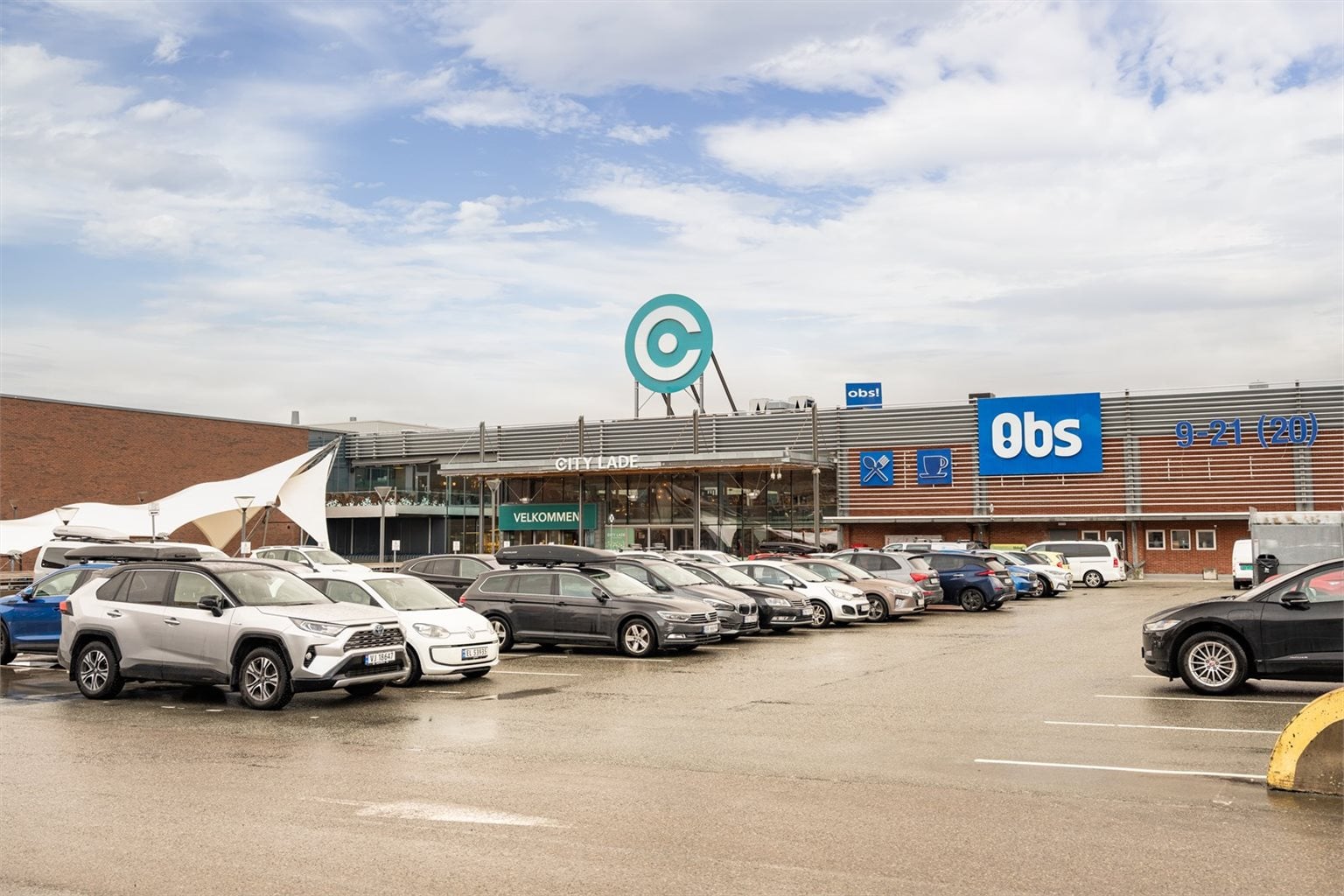 Kun en spasertur fra leiligheten finner man City Lade. Et kjøpesenter med et bredt utvalg av butikker og spisesteder.