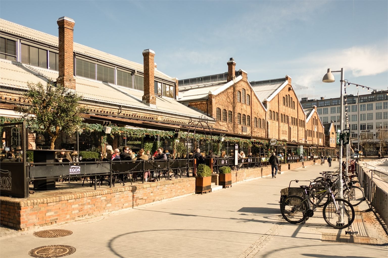 Solsiden ligger kun 15 minutters gange fra boligen. Her kan man nyte både yrende byliv, et bredt utvalg restauranter og shoppingmuligheter.
