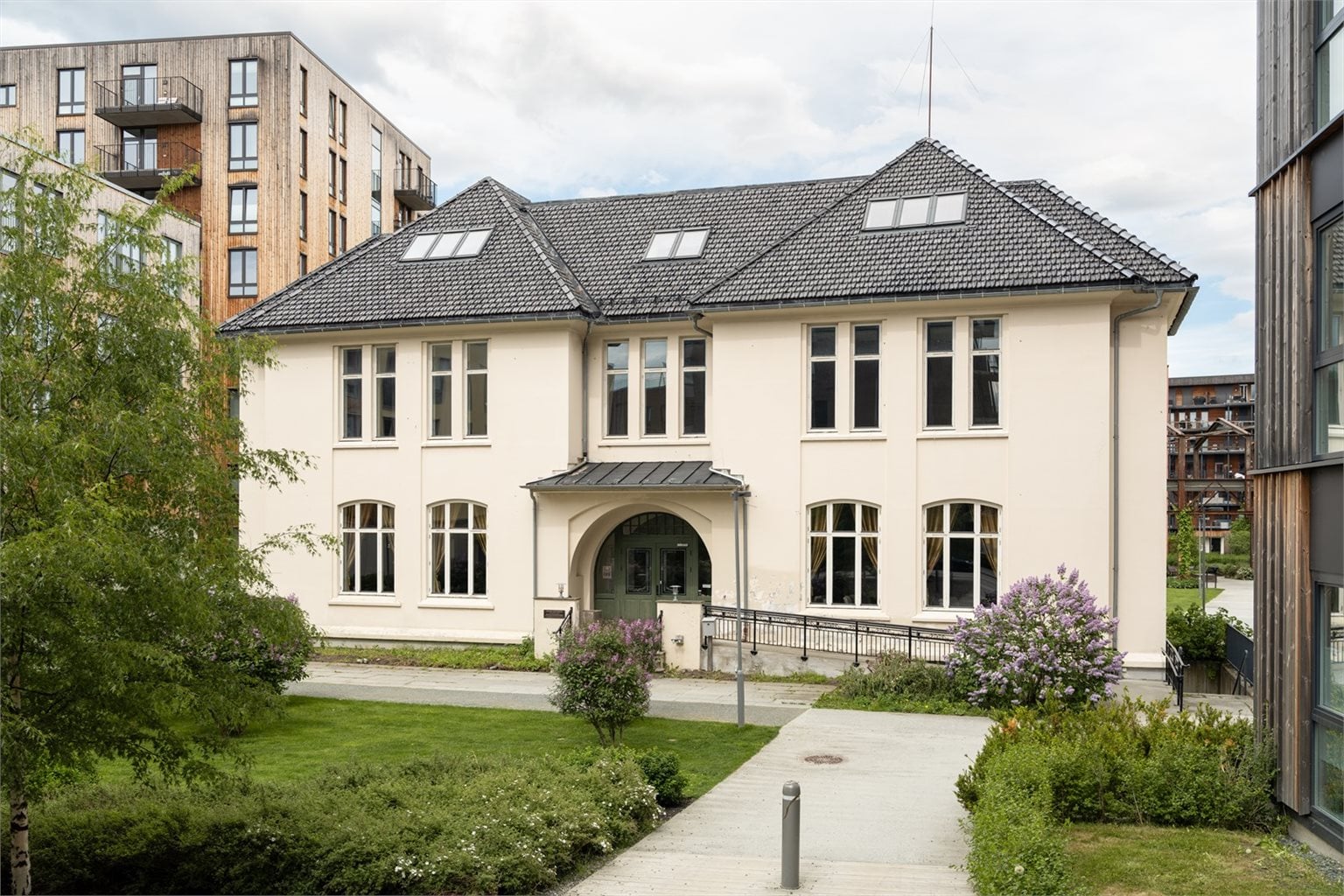 I Finnes Villa 2 minutters gange fra leiligheten finner man nyåpnede Lilleby Pub og Restaurant.