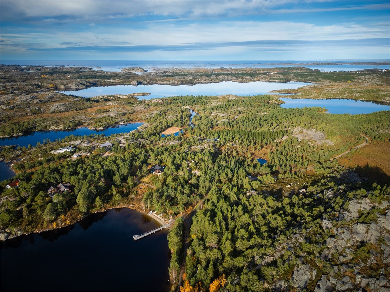 Tomten er beliggende tett mot fiskevann, muligheter for gode fiskeopplevelser