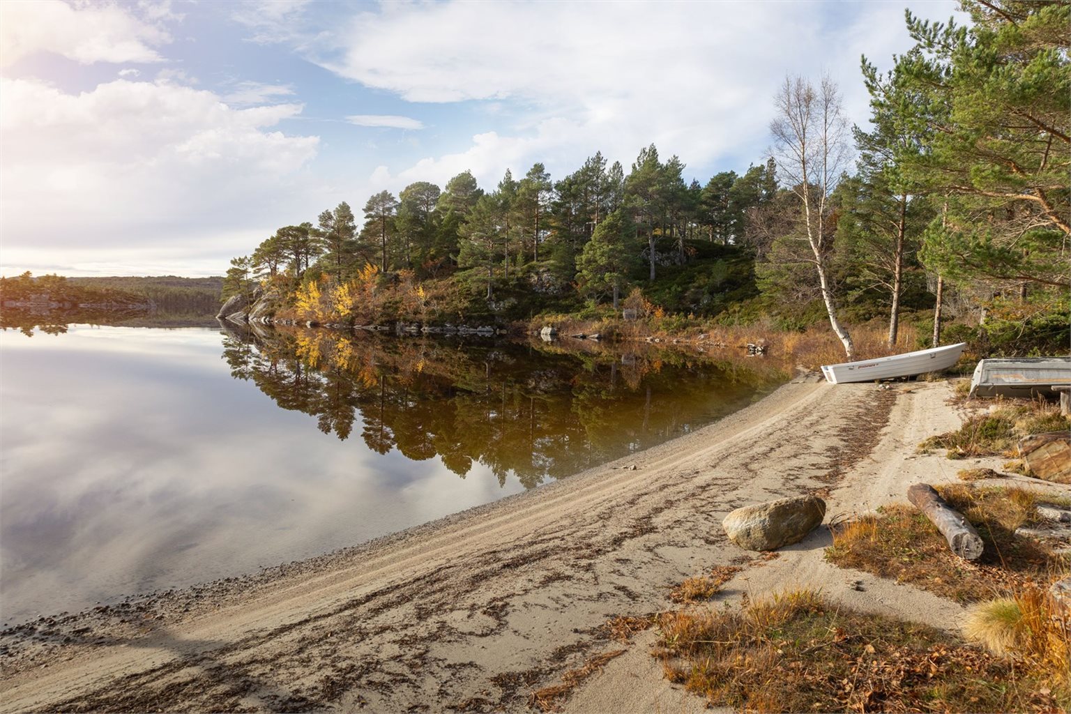 Ved bredden av Sagvatnet finner du en idyllisk strand som innbyr til hyggelige dager med familie og venner. Her kan du nyte sol og frisk luft, ta et forfriskende bad, eller bare slappe av