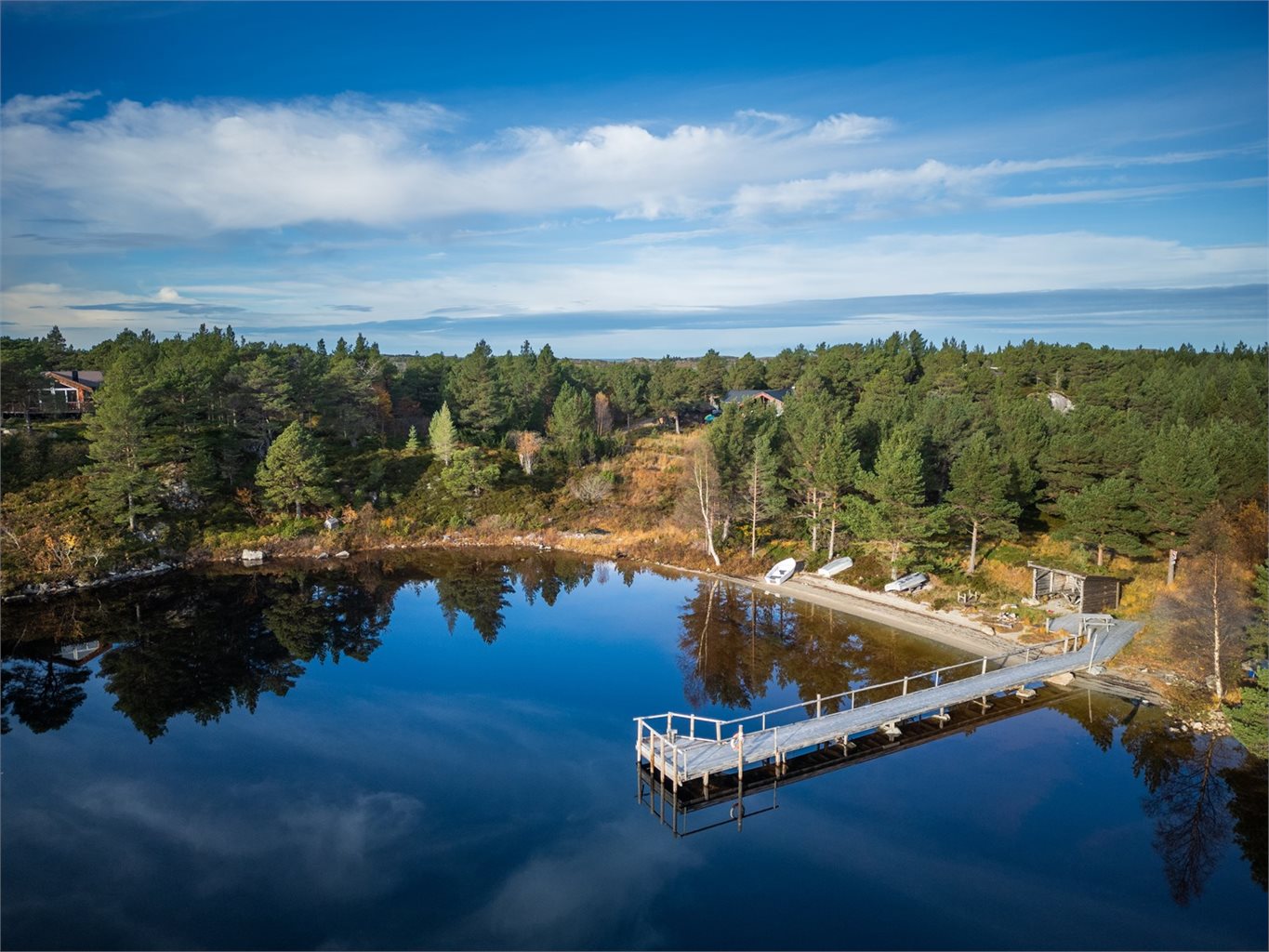 Sagvatnet er et naturskjønt ferskvannsområde hvor du kan nyte rolige dager på vannet med padling, kano eller kajakk