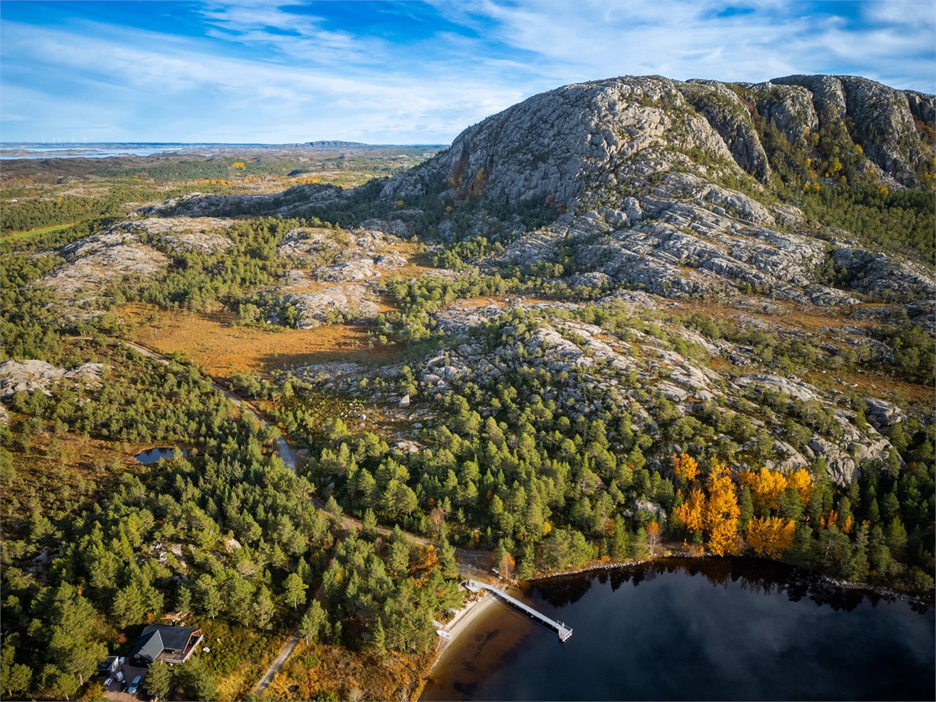 Fra toppen har du kjempeutsikt over Kvenværsøyan i vest, med Smøla, Veiholmen og fyrstasjonen Haugjela på vestsida av Ramsøyfjorden