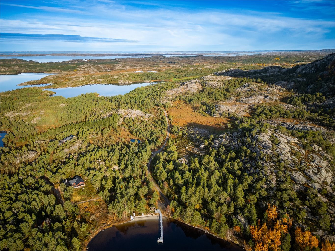 Mot nord ser vi Bispøyan og ytterst Frøya med Tritran og fyrstasjonen Sletringen