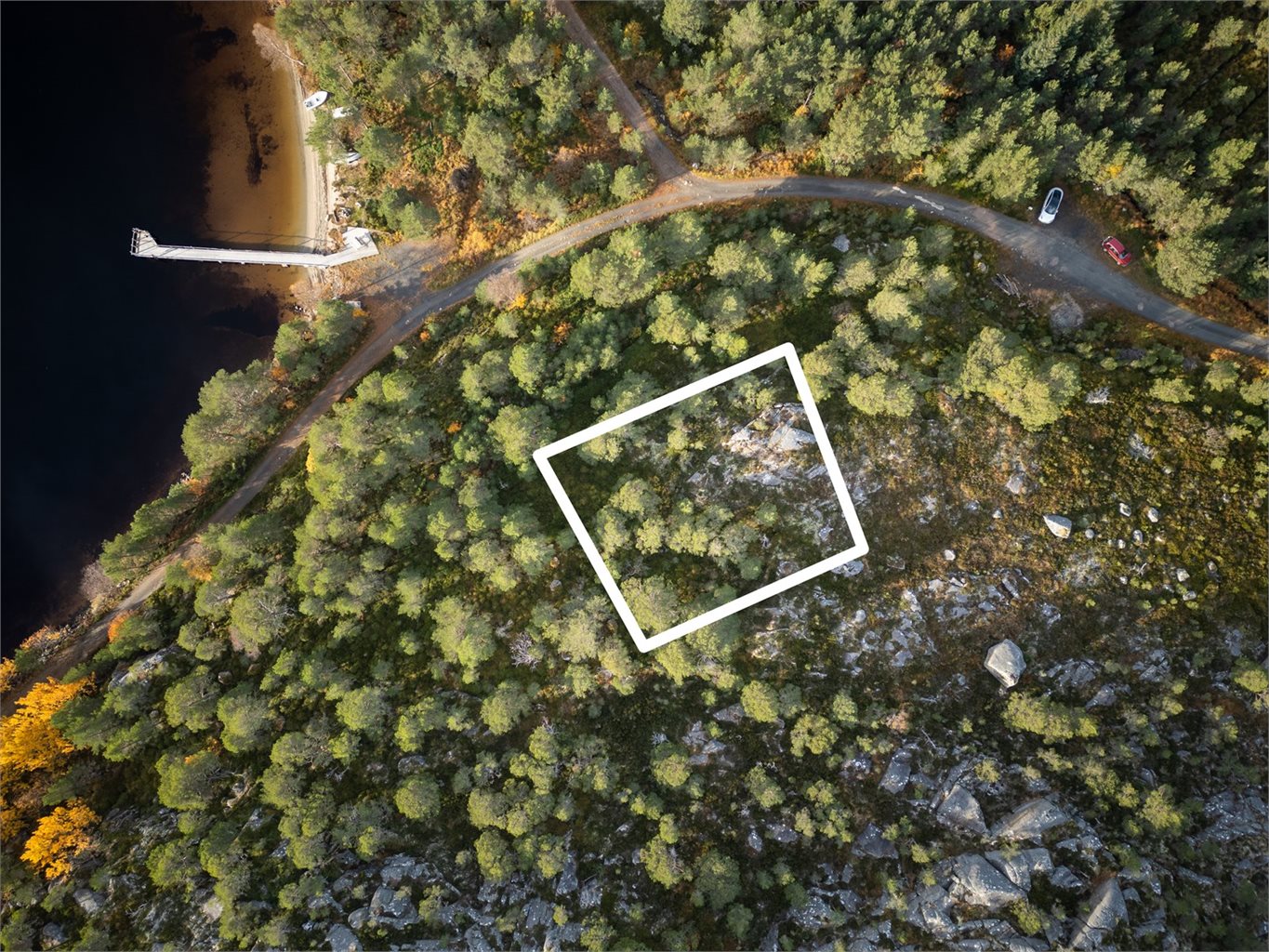 Velkommen til Kvenvær, drømmer du om ditt eget fristed med nærhet til vann, fjell og hav? En unik hyttetomt på 1059 m² (markering av ca. tomteareal. Avvik kan forekomme)