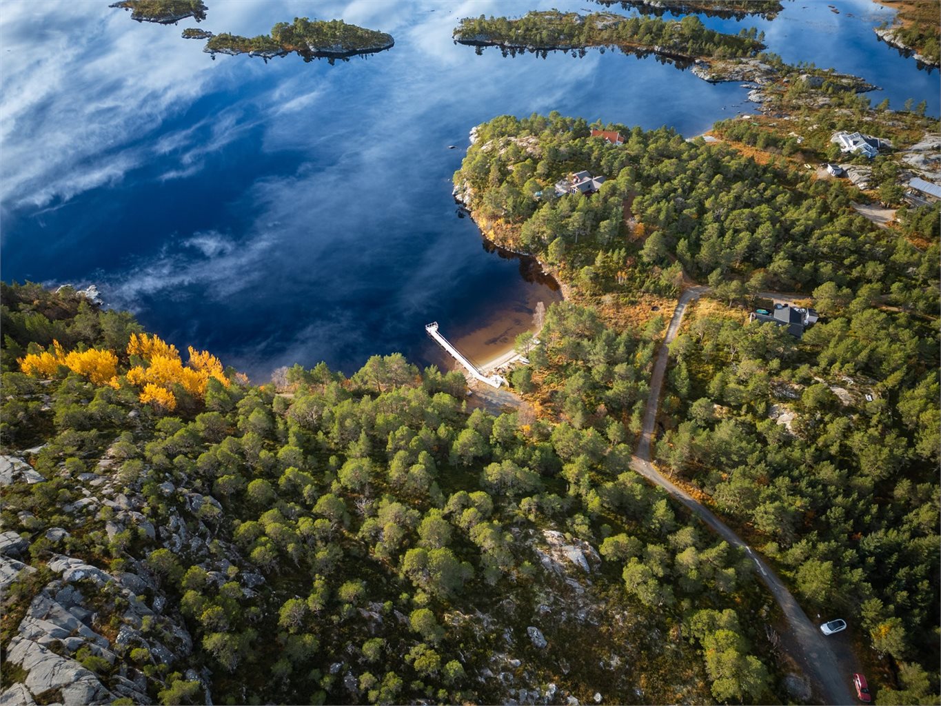 Fra eiendommen er det kort vei til Kvenvær sentrum, hvor du finner dagligvarebutikk (ca. 9 min)