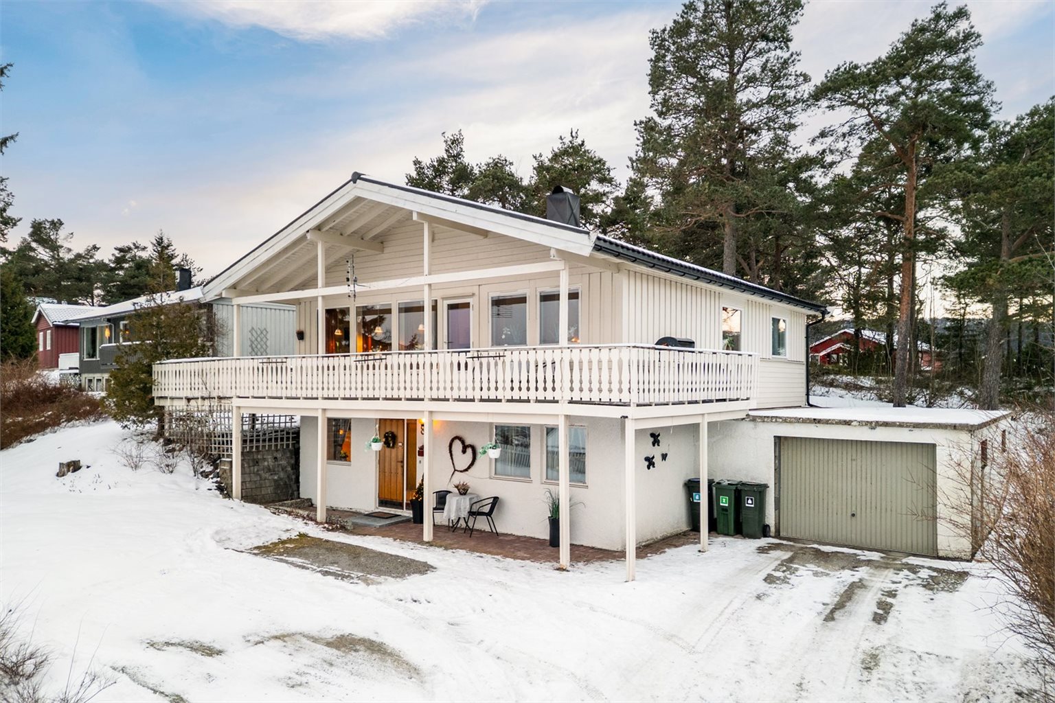 Det er rikelig med plass til oppstilling av biler i garasje og på privat oppstillingsplass