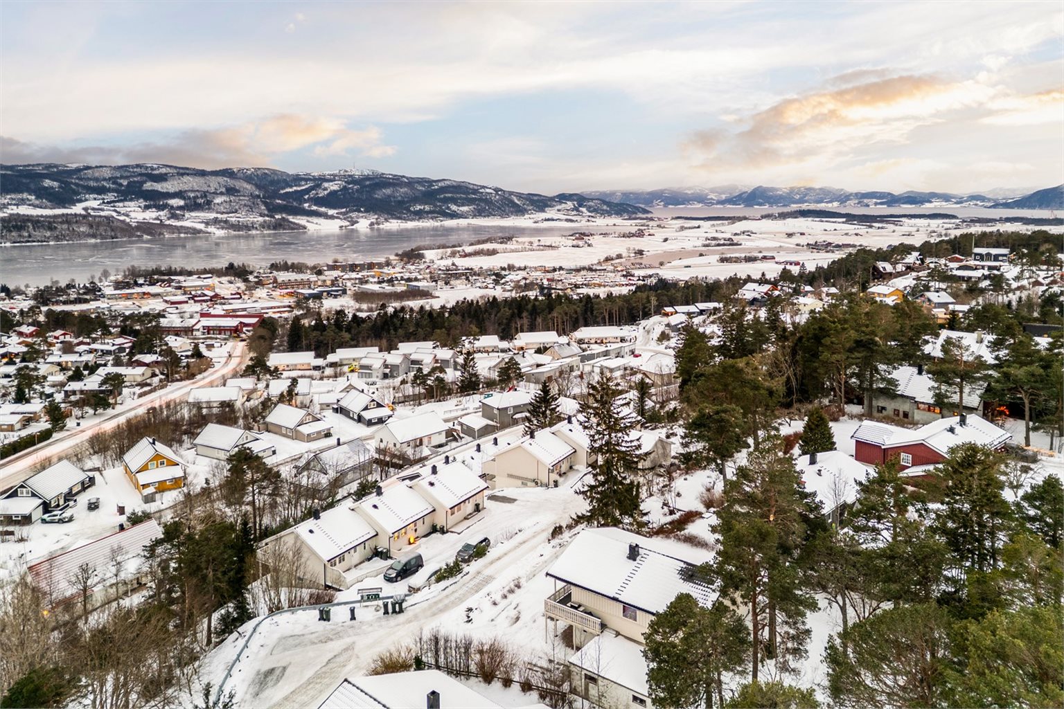 Boligen ligger i et rolig nabolag