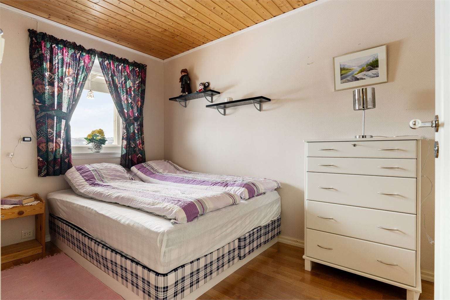 Soveromet i 1. etasje er på 8,5 m²