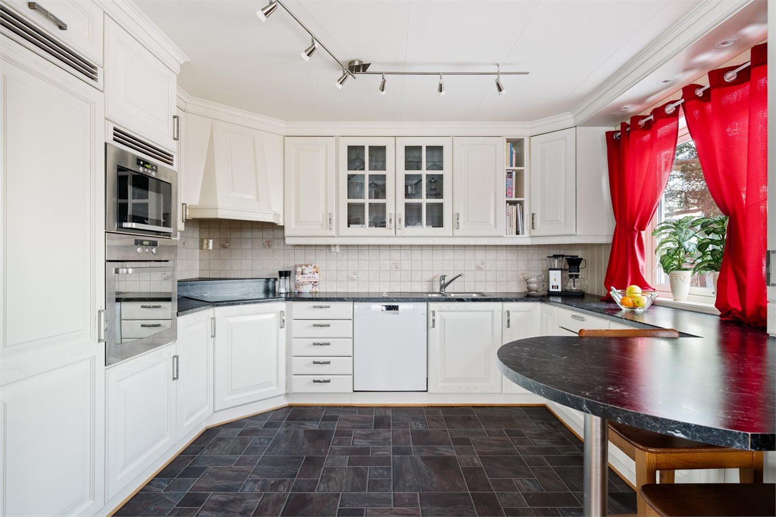 Her har man integrerte hvitevarer og rikelig med skap og benkeplass