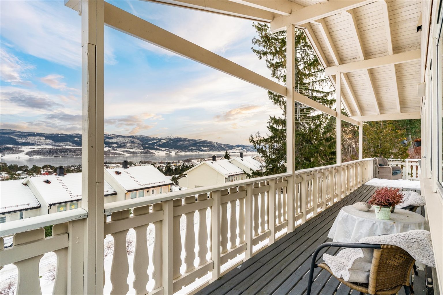 Boligen har en terrasse som strekker seg langs tre sider av boligen og gir svært gode solforhold