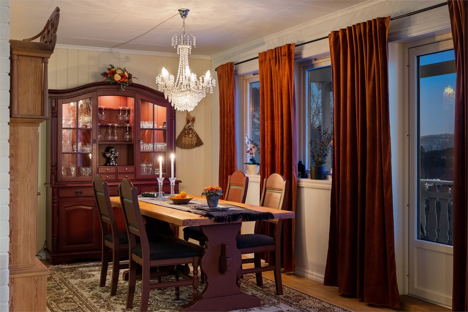 Stor spisegruppe med god plass til langbord
