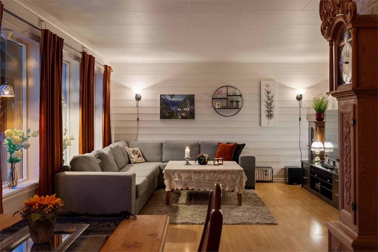 Her har man god plass til sofagruppe med naturlig møblering for TV