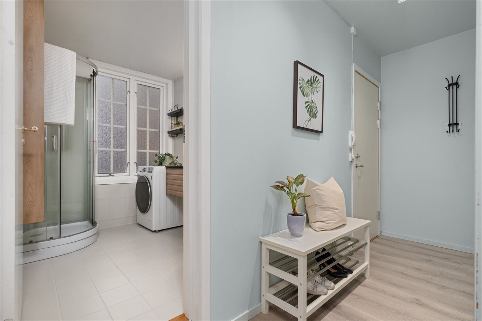Lys og innbydende entré på 4,5 m², med praktisk planløsning og direkte tilgang til både bad og soverom. En funksjonell start på boligen.