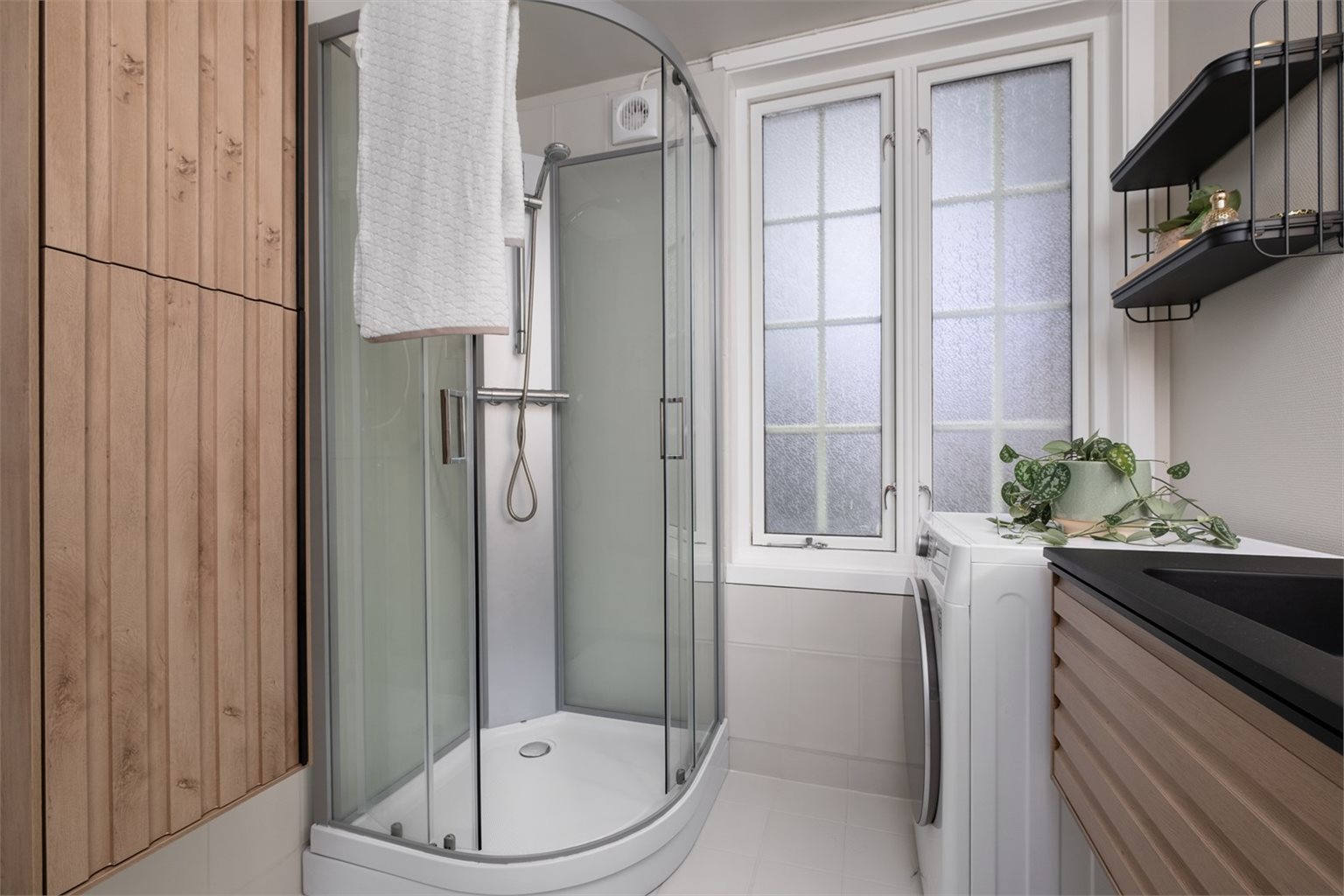 Badet er på 4,7 m² og har varmekabler i det flislagte gulvet
