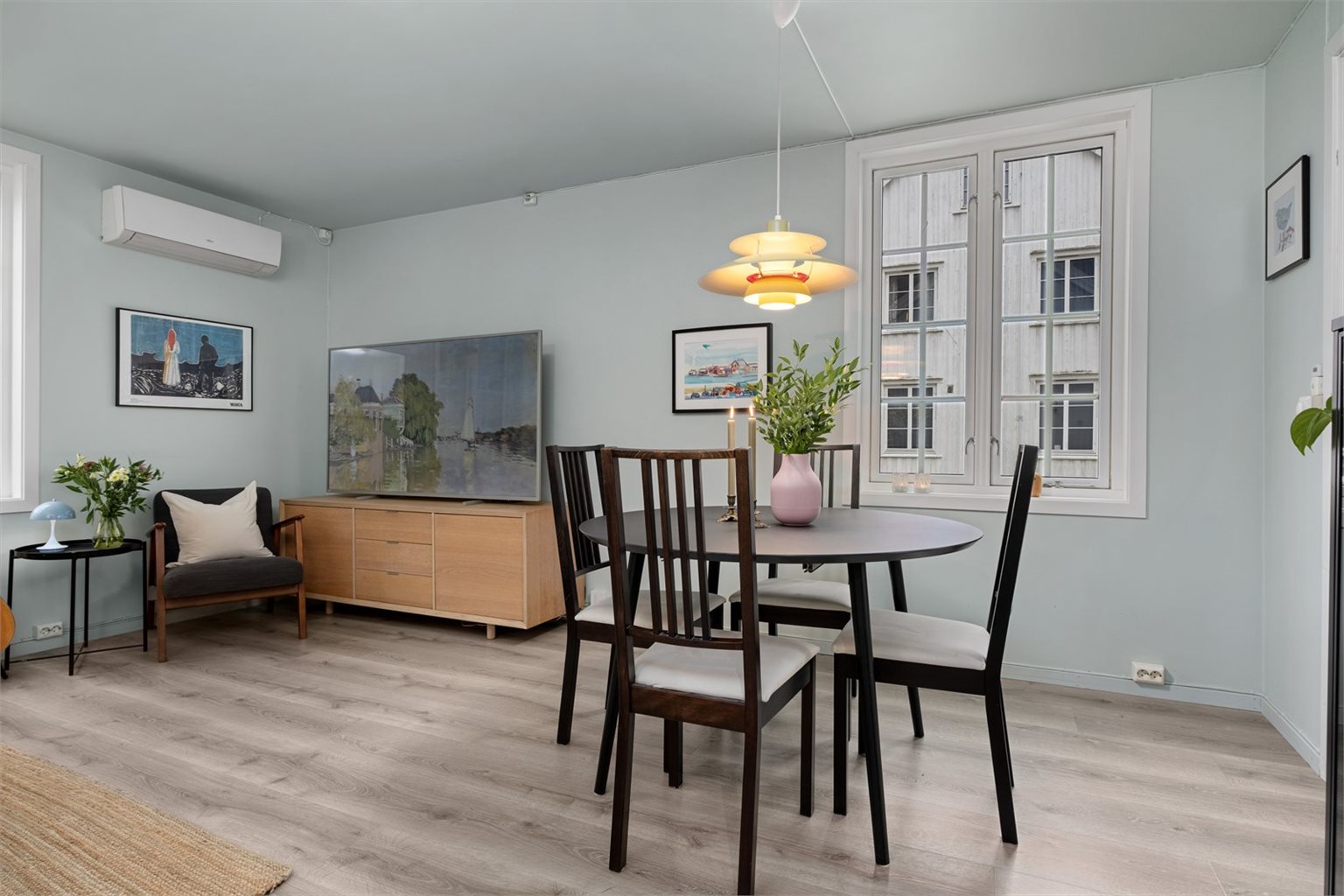 I sonen mellom stuen og kjøkkenet passer det perfekt med spisestue. Her er det bare å invitere til hyggelige lag!