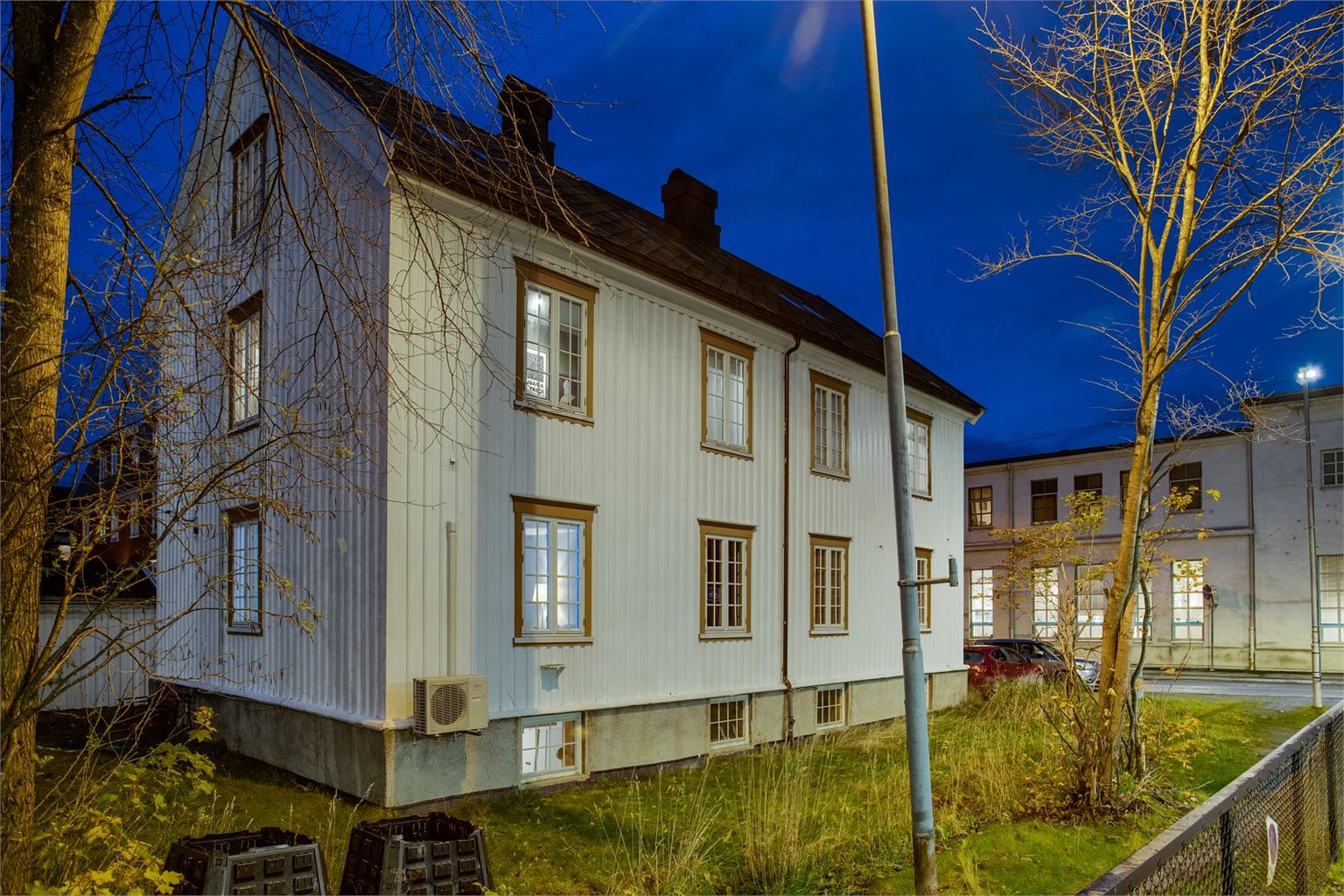 Leiligheten har sentral og attraktiv beliggenhet. Du får nærhet til "alt" av fasiliteter.