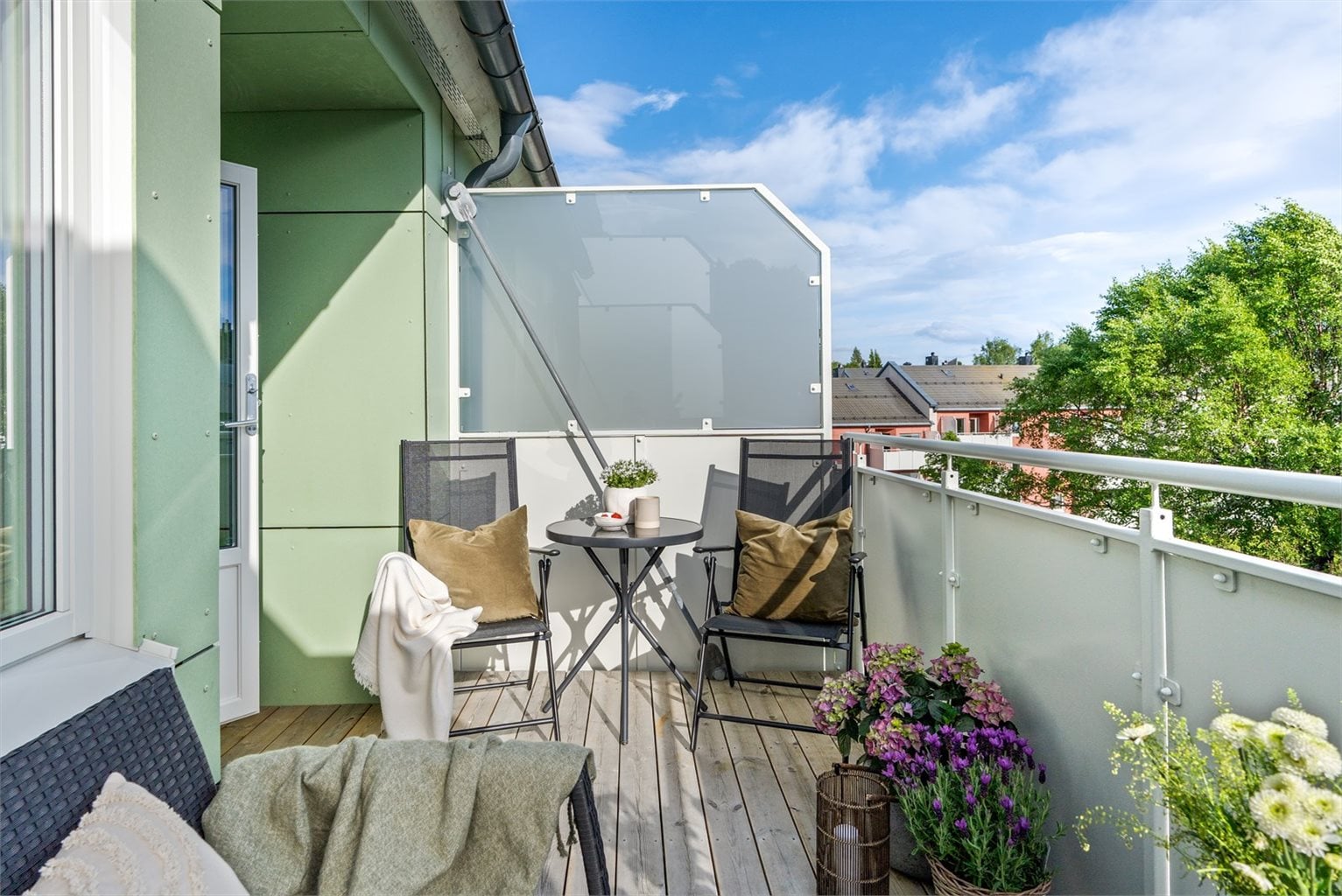 Balkongen er på ca. 8 m² og vender mot sørvest, med svært gode solforhold fra morgen til kveld i sommerhalvåret.