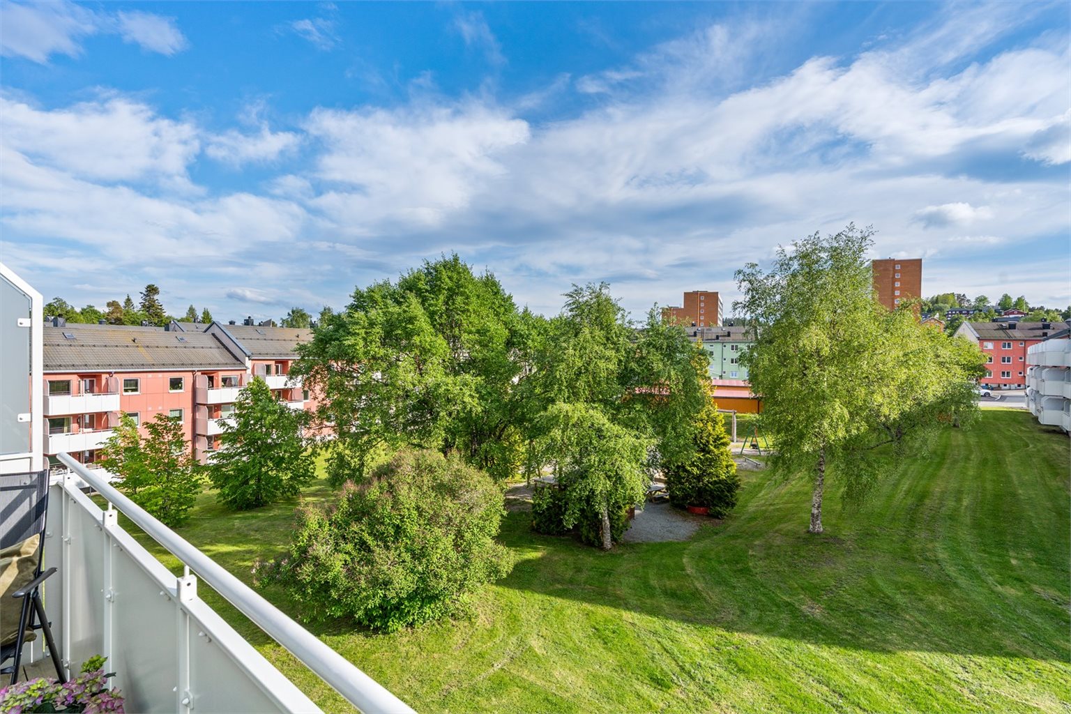 Leiligheten ligger i tredje etasje og vender mot rolige og velholdte fellesareal.