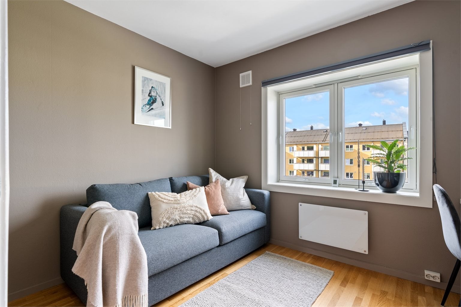 Dette soverommet er på 8,5 m² og er som resten av leiligheten malt i lune og delikate farger.