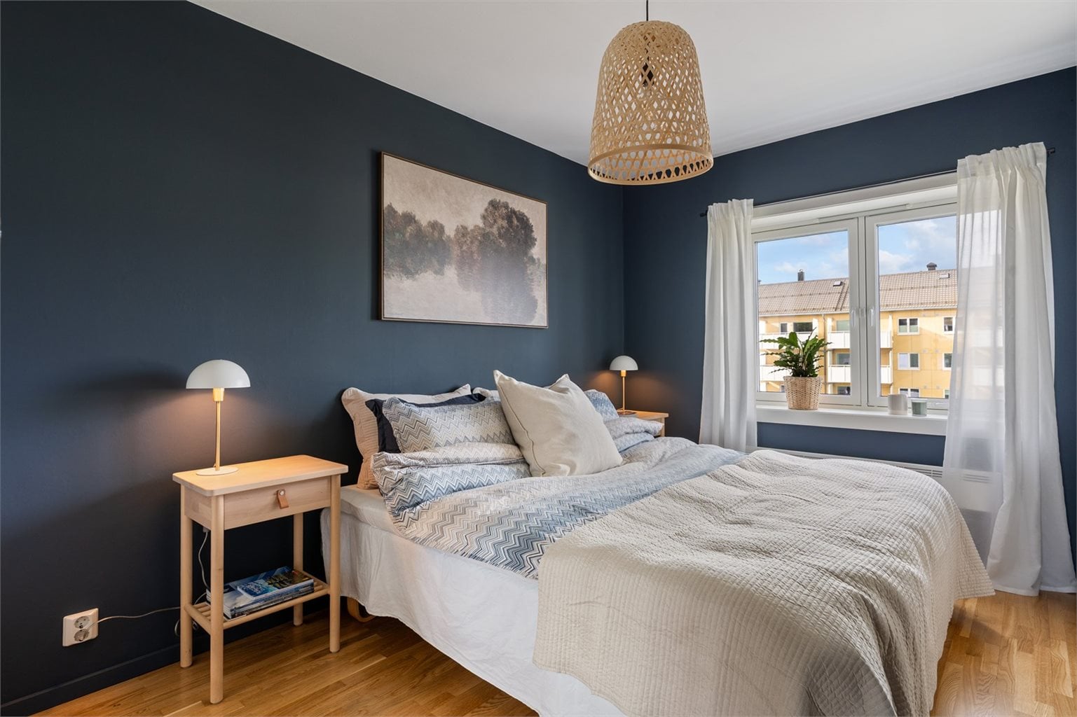 Hovedsoverommet er på 12,5 m² med god plass til dobbeltseng, nattbord og ønsket garderobeløsning.