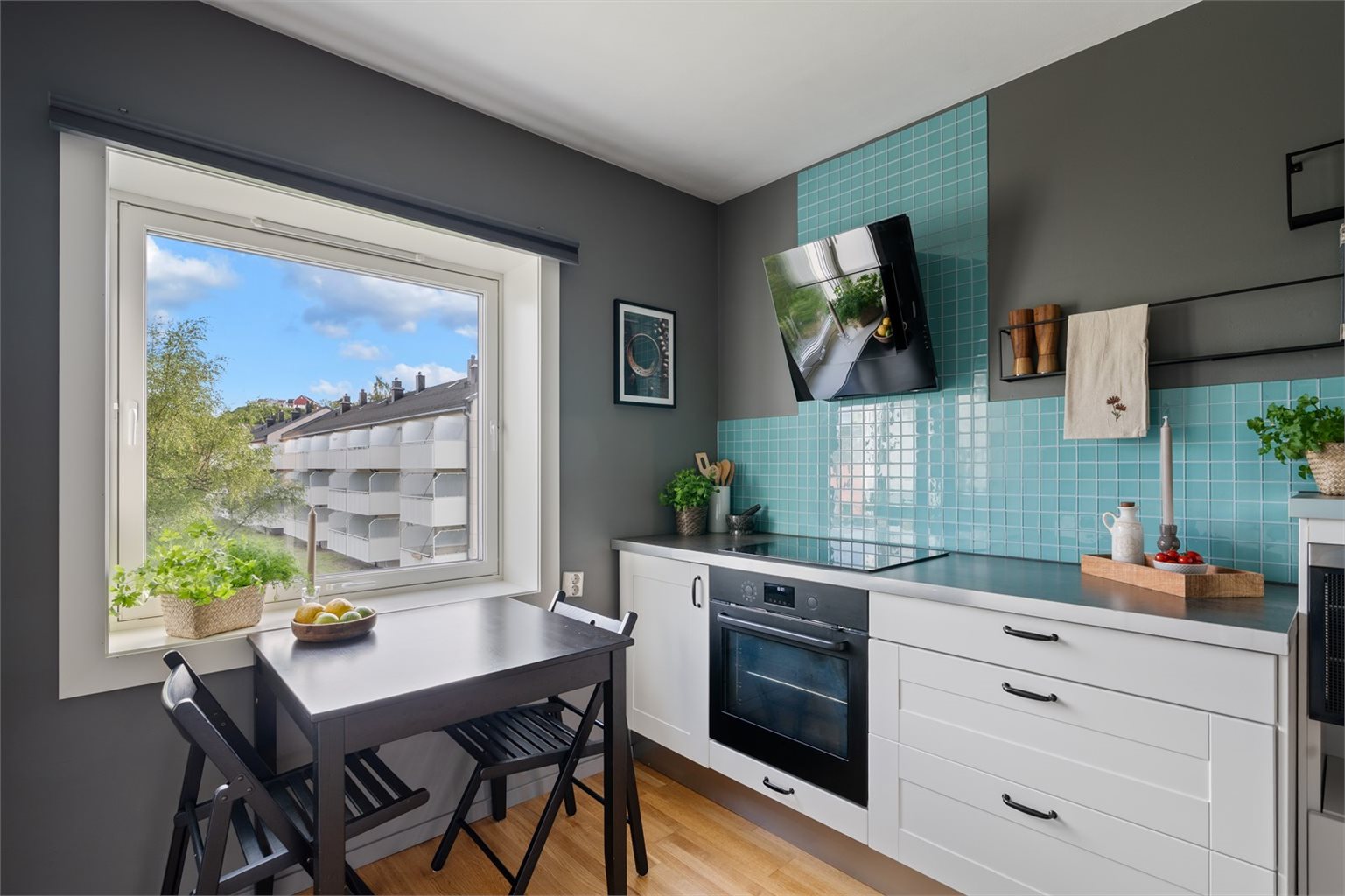 Kjøkkenet er på 9 m² og har plass til frokostbord.