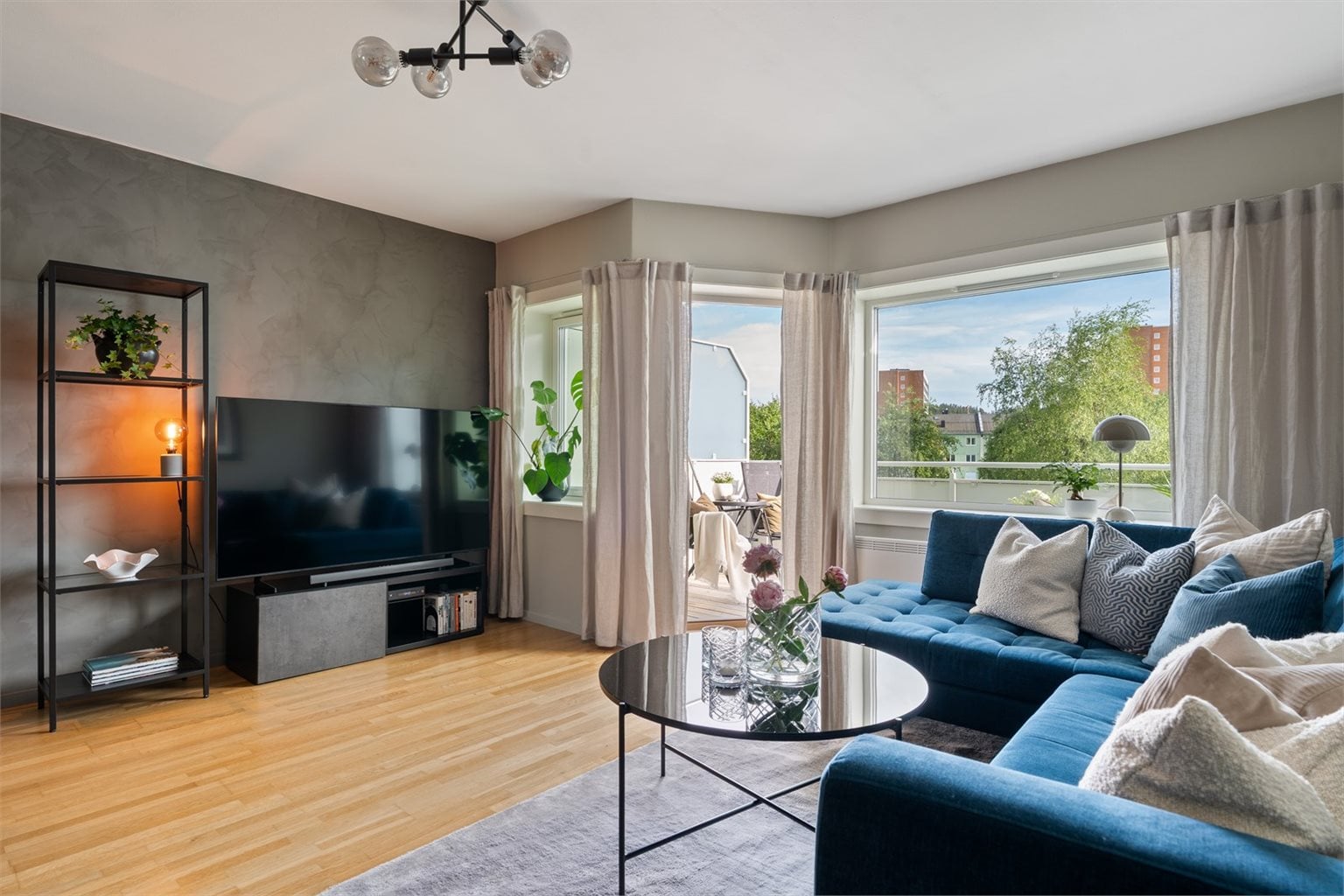 Leiligheten har et internt bruksareal på 65 m² med en stue, kjøkken, to soverom, bad og entré.