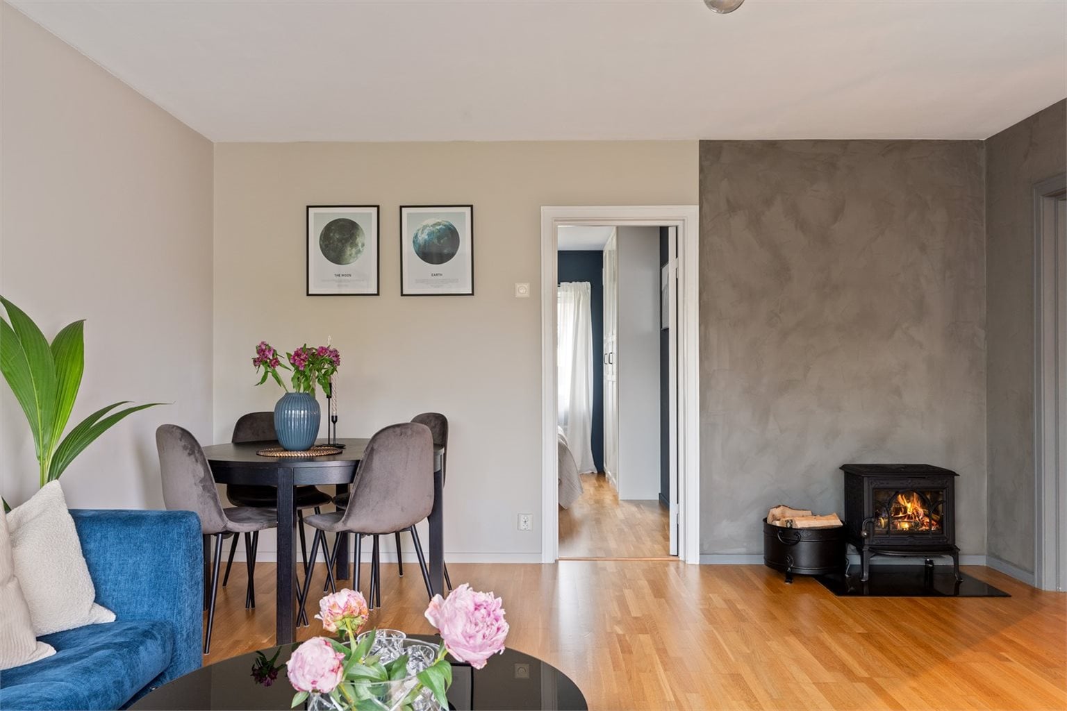 Stuen er på 21 m² med god plass til både spise- og sittegruppe.