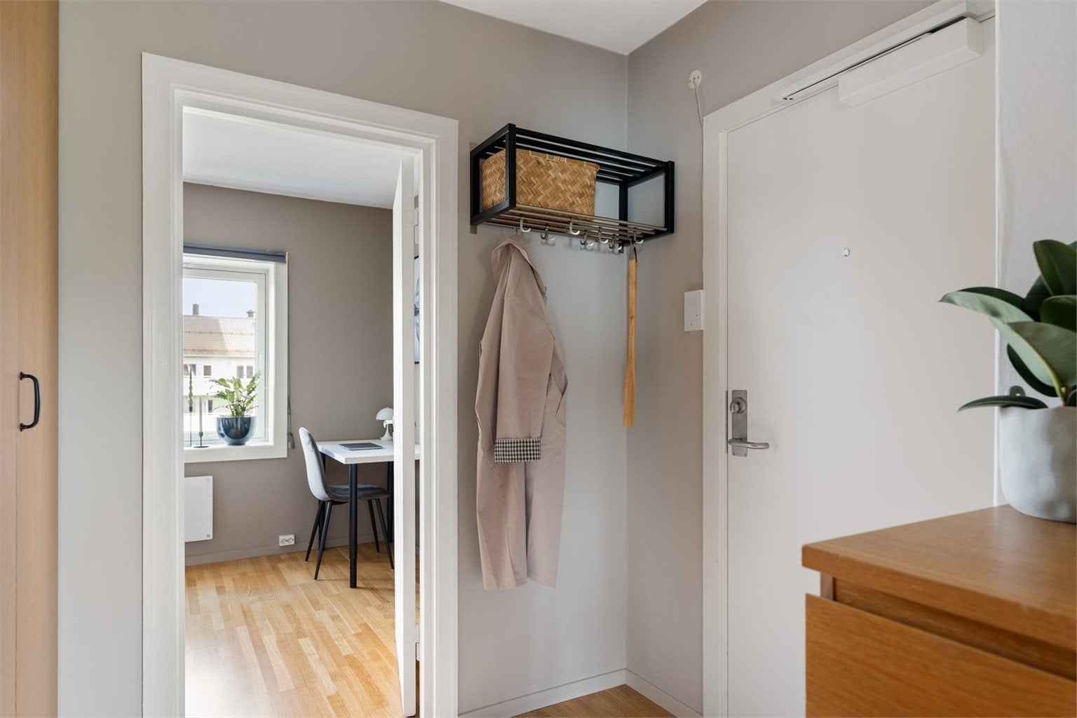 Entré på 6 m² med god plass til oppbevaring av sko- og ytterklær.
