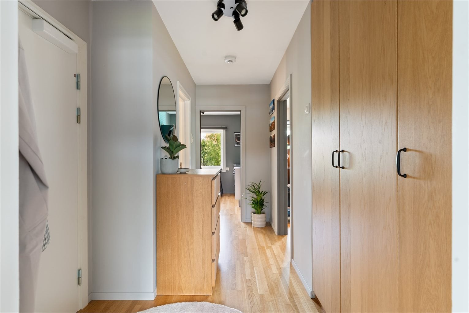 Det er god plass til garderobeskap i de fleste rom. Det er i tillegg tre boder, to i kjeller på totalt 10 m² og en romslig loftsbod som kun er en etasje opp fra leiligheten.