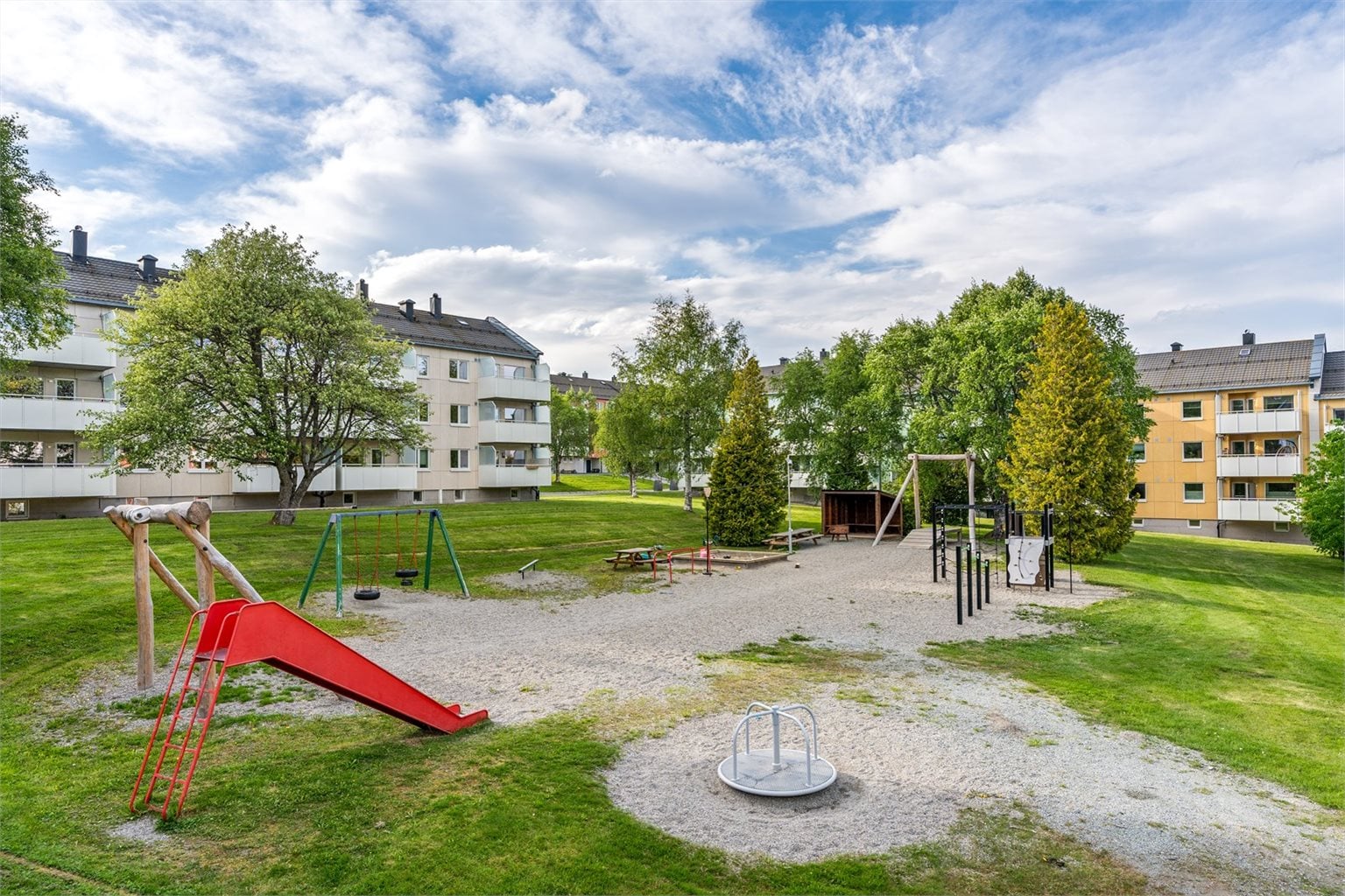 Her får du et stort og veletablert borettslag med en fasiliteter som fine uteområder og treningsrom.